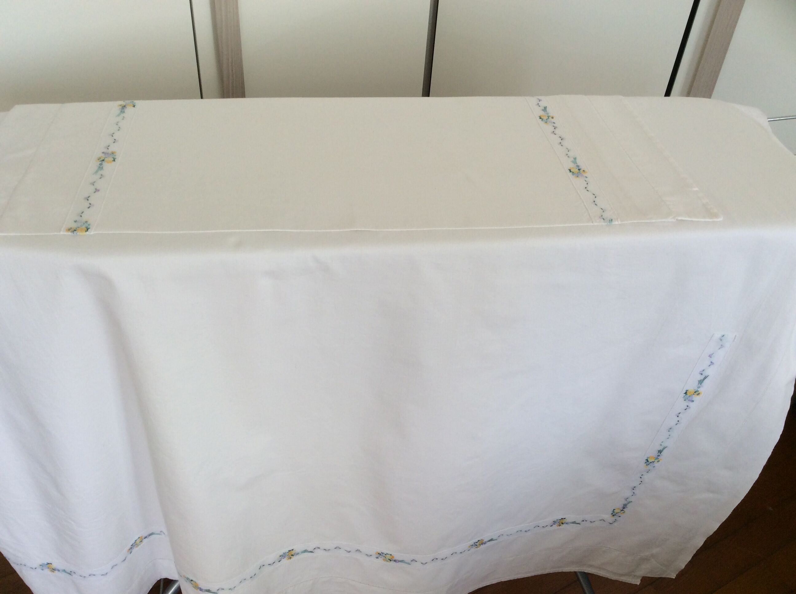Sheet and pillowcases with small flower embroidered braid