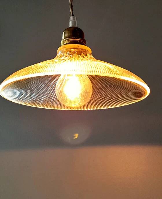 Holophane glass suspension