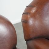 Ensemble de 2 fauteuils en peau de mouton au design art déco avec des couleurs chaudes.