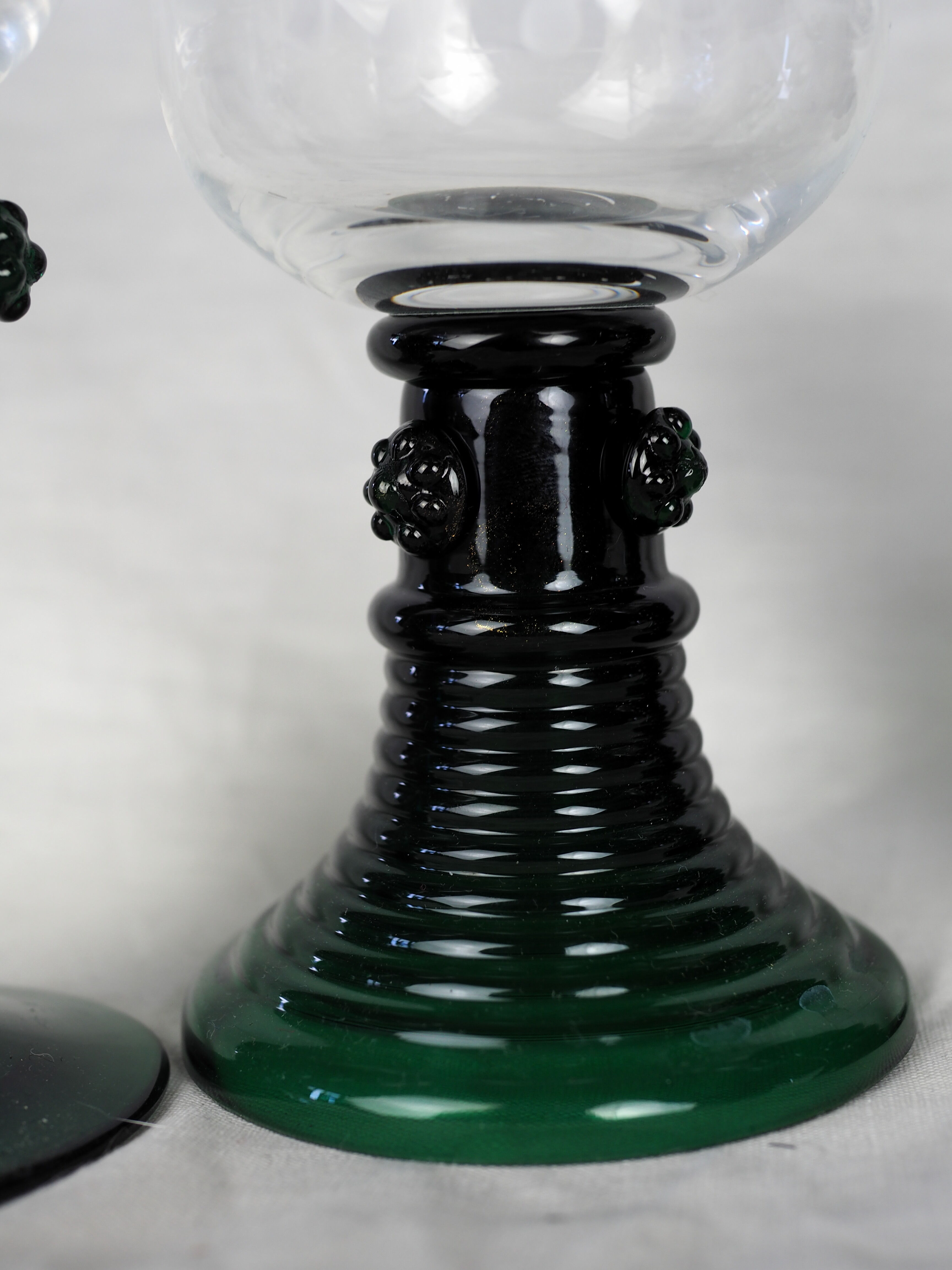 Set of 5 green römer glasses engraved with vine pattern - Bavarian crystal - 70s / 80s