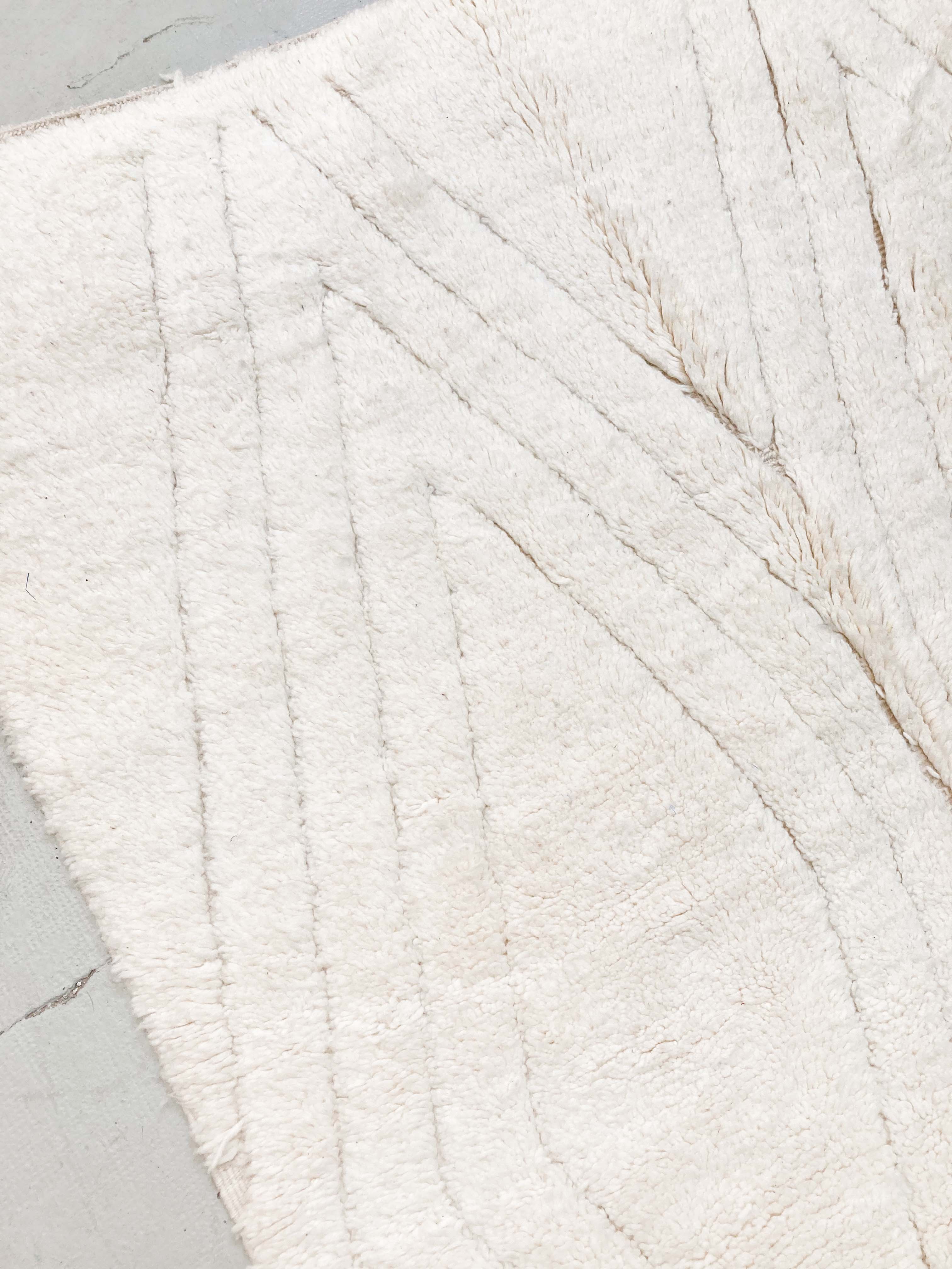 Berber carpet beni ouarain unbleached plain with large diamonds engraved 254x157m