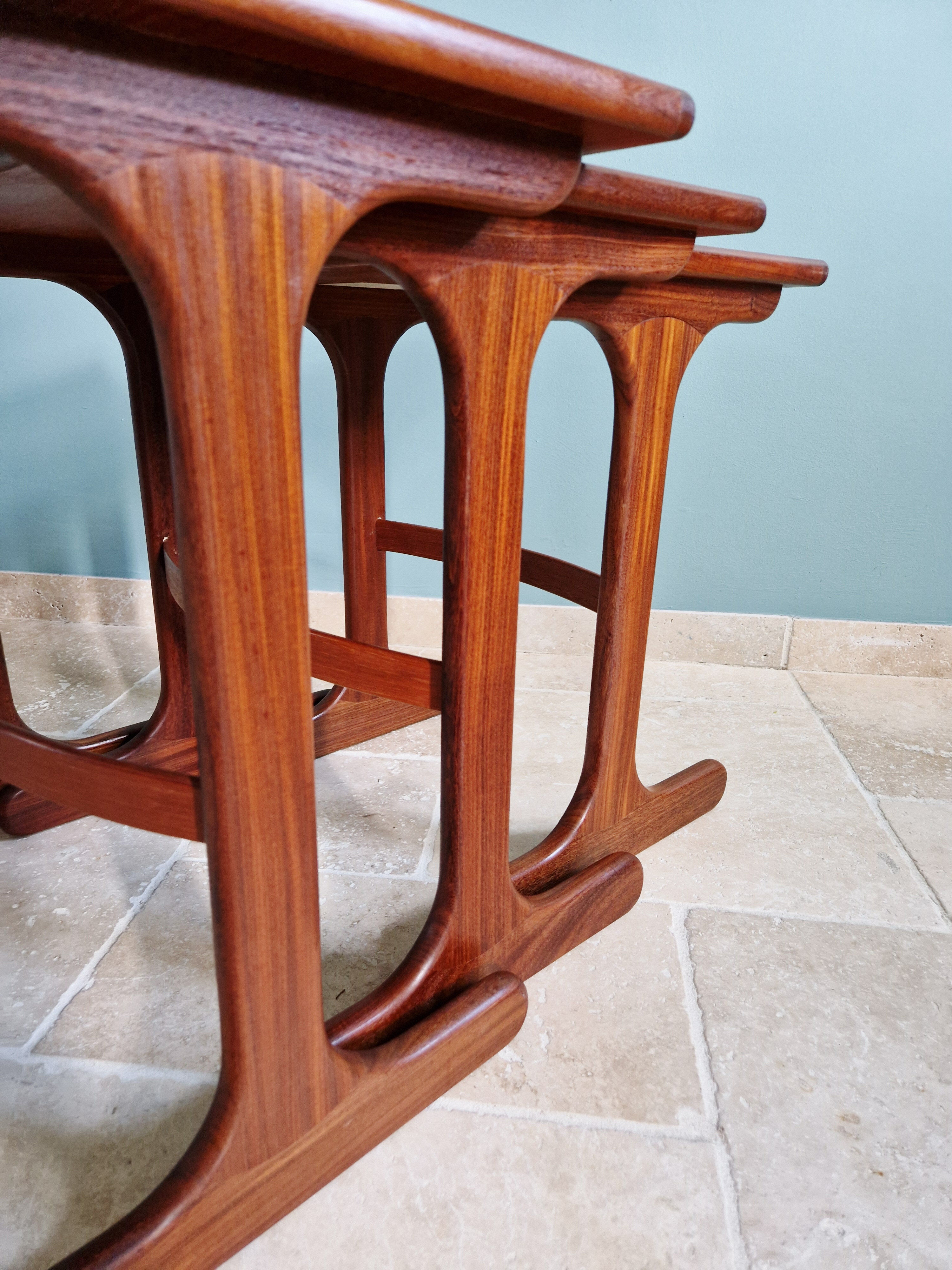 Ensemble de 3 tables gigognes en teck G-plan, années 1960