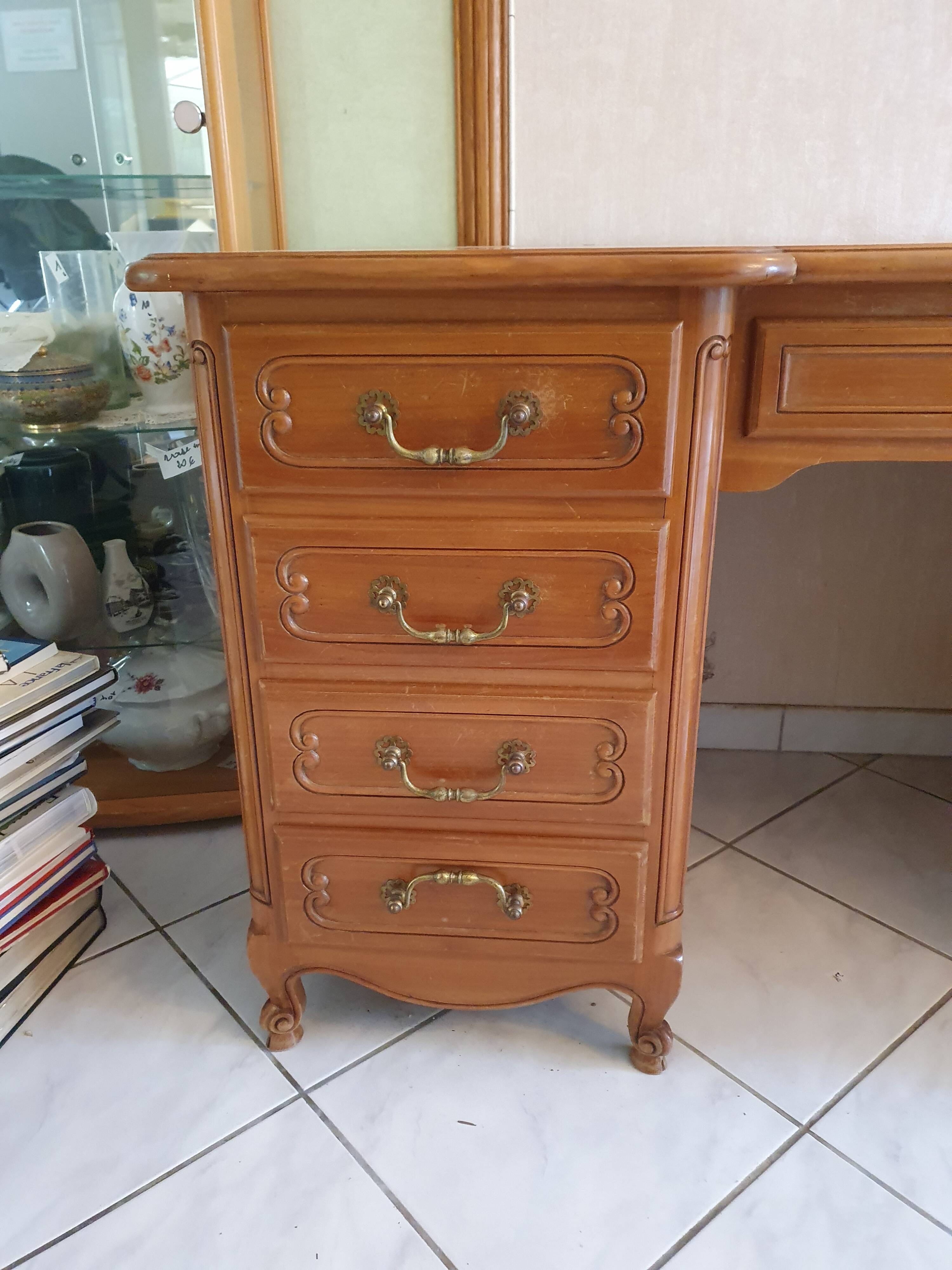 Bureau en merisier massif style Louis XV