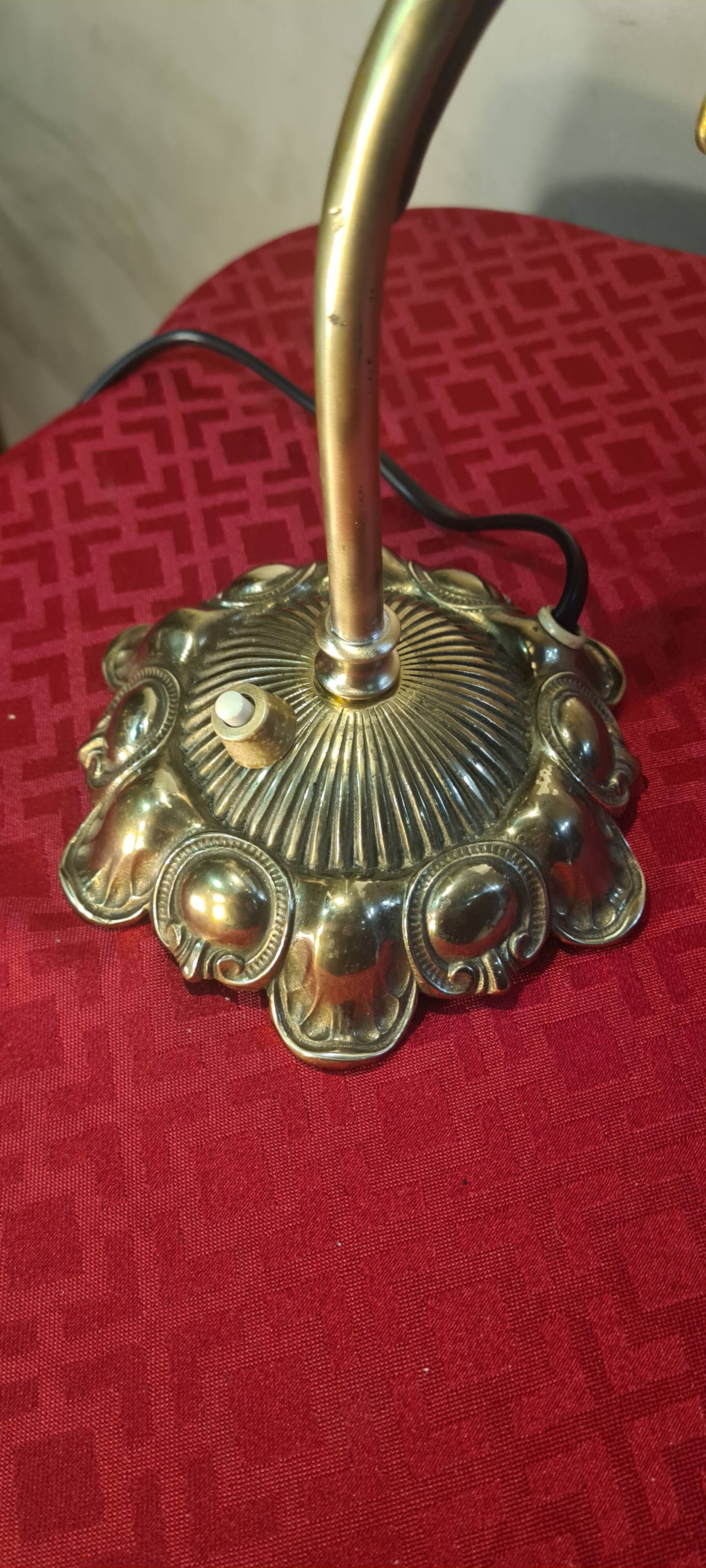 Art Nouveau bronze petal lamp with molded glass, 28 x 34 cm. Electricity OK