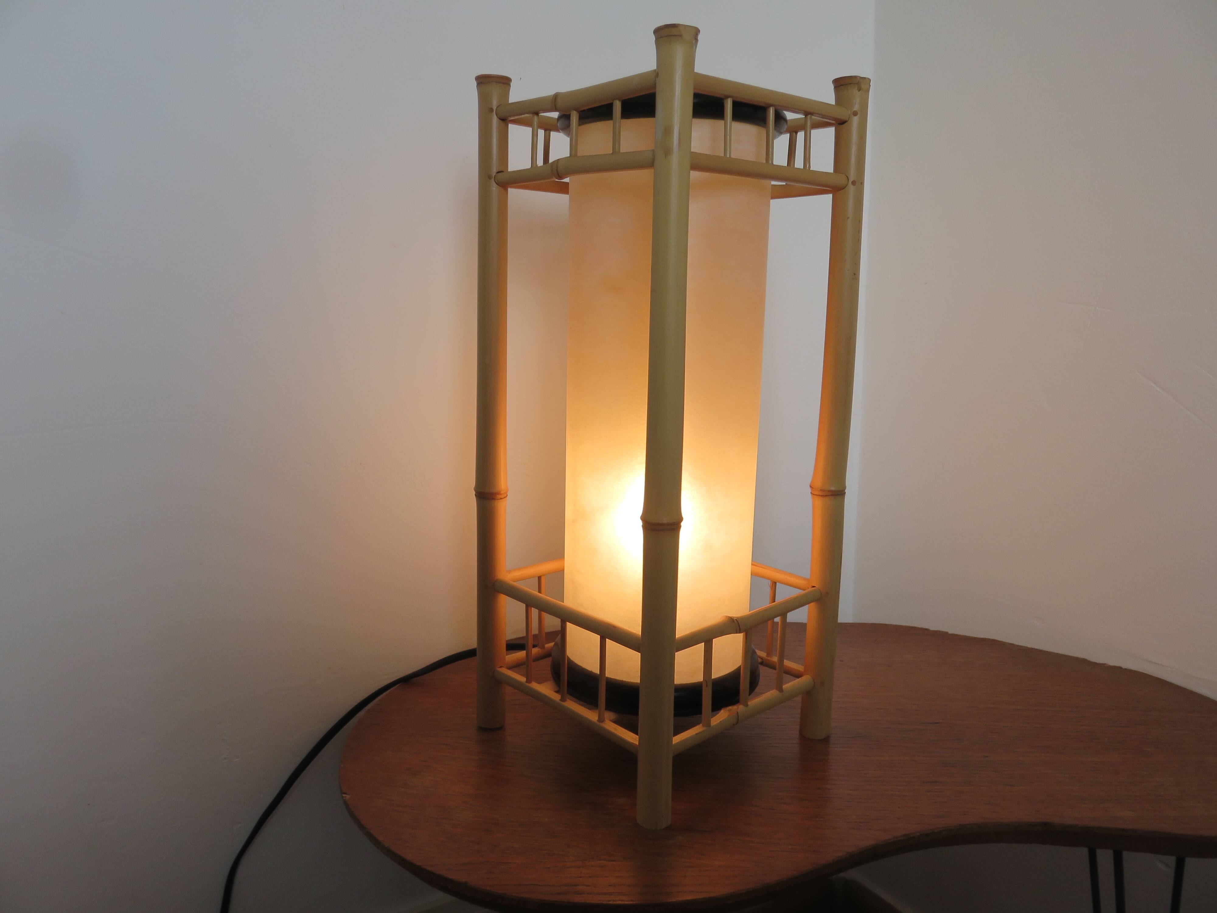 Grande lampe en bambou abat jour tubulaire années 70 80