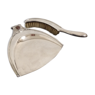 Picks crumbs, peel and table brush in silver metal