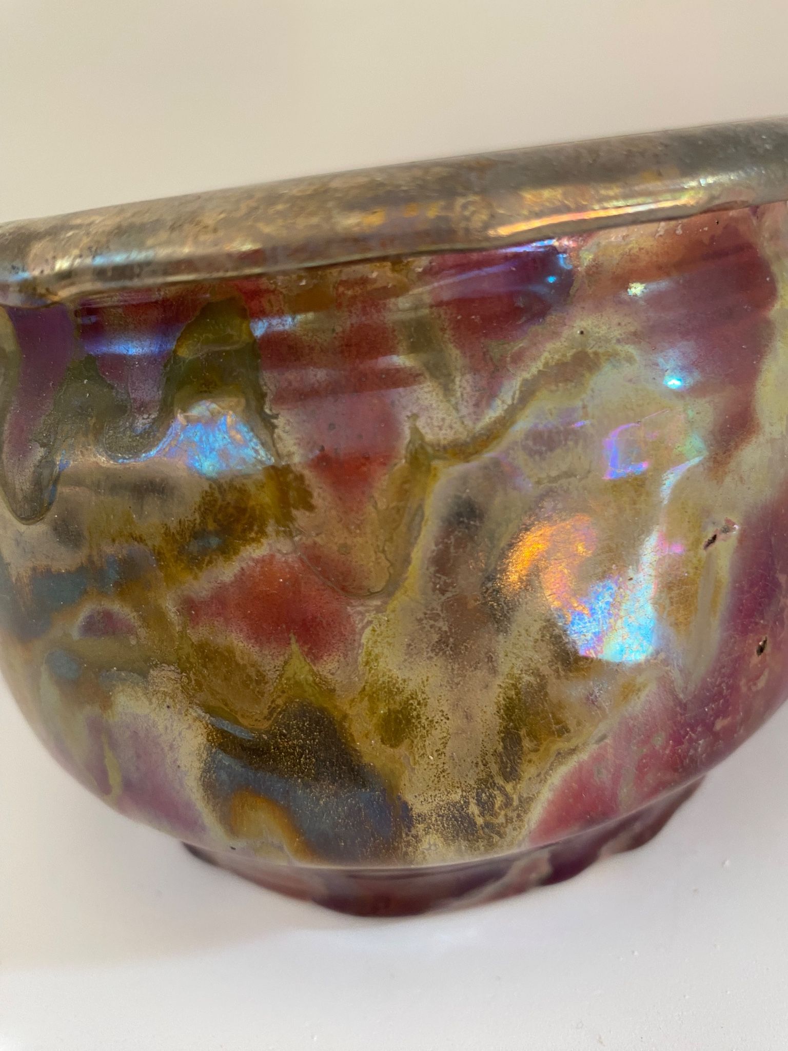Iridescent ceramic pot