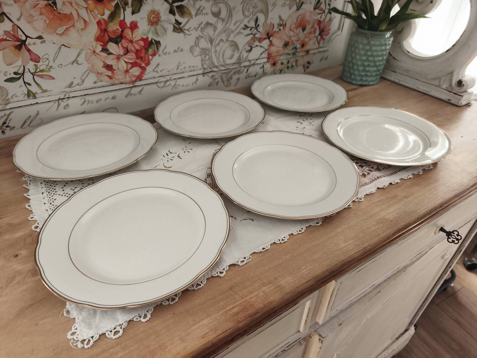 Set of 6 flat plates in fine white Bohemian porcelain with a gold rim.