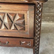 Petit meuble de rangement en chêne sculpté – circa 1930