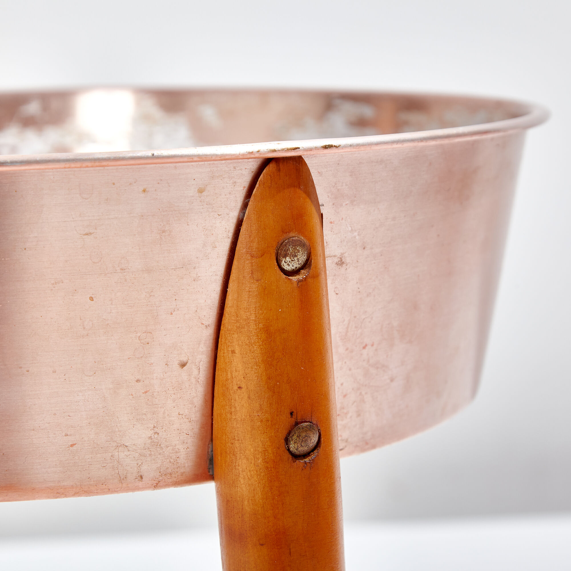 Aluminum plant holder on beech legs