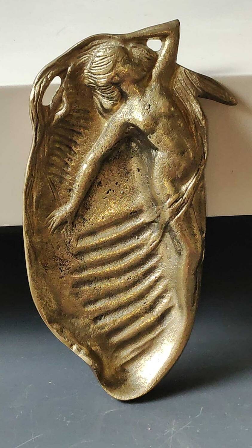 Art Nouveau Empty Pocket/Nude of a Woman/Mermaid on Shell. In gilded patinated bronze. Dim 20 x 10 cm