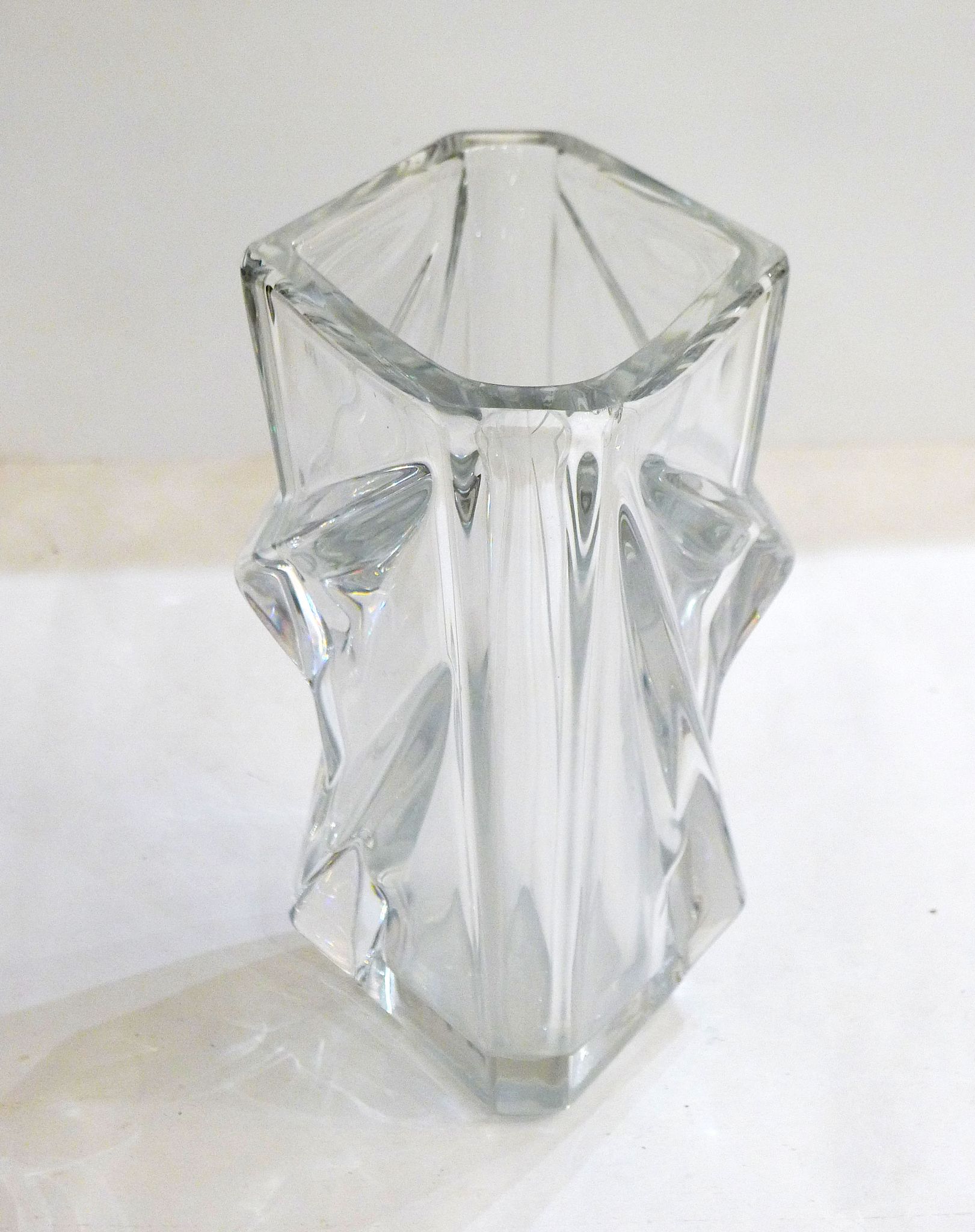 Vase en cristal, relief triangles