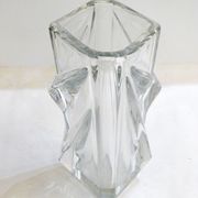 Vase en cristal, relief triangles