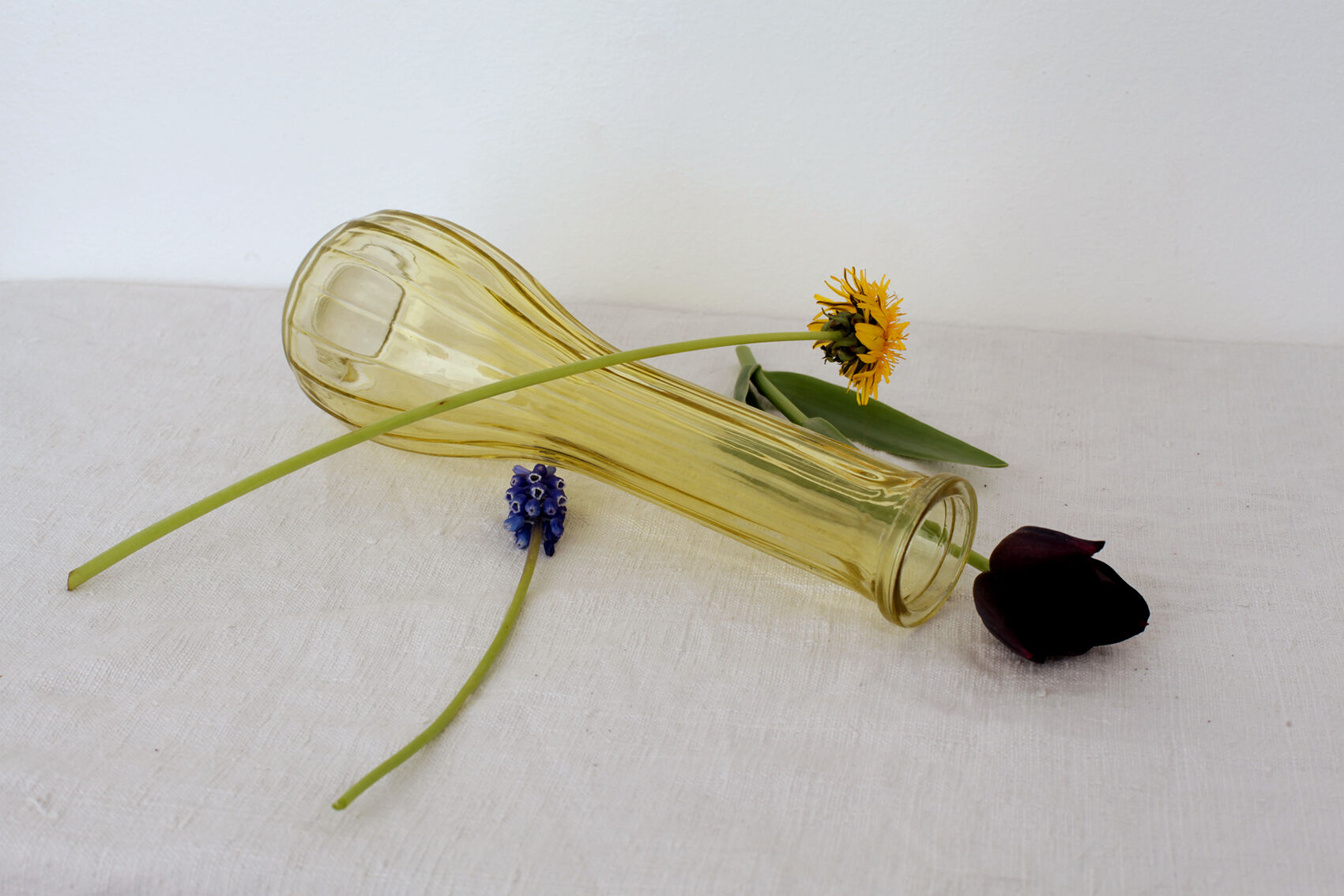 Striated yellow soliflore vase