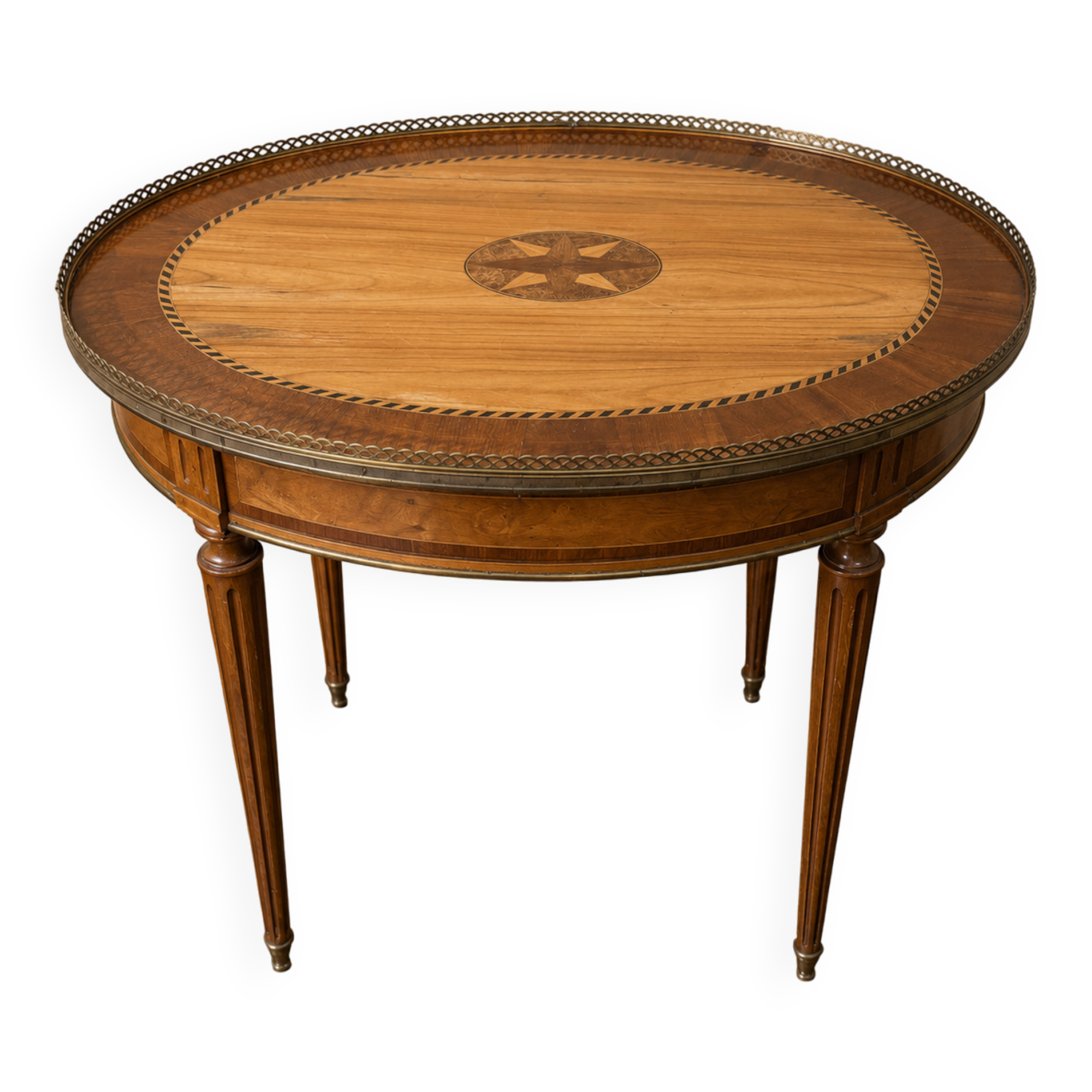 Table bouillotte de style Louis XVI en bois clair et marqueterie.
