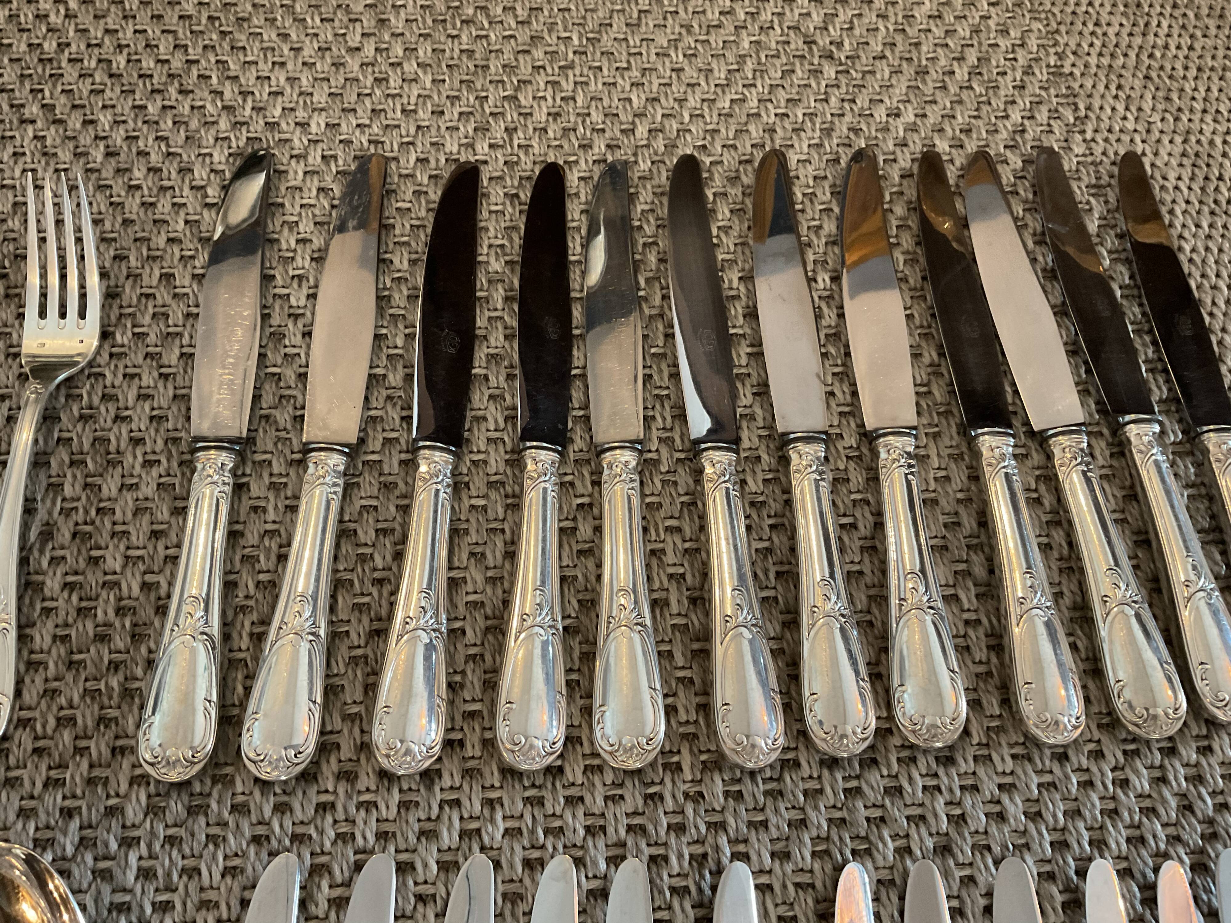 Cutlery set box on 2 levels.62 pieces.silver metal. N°4