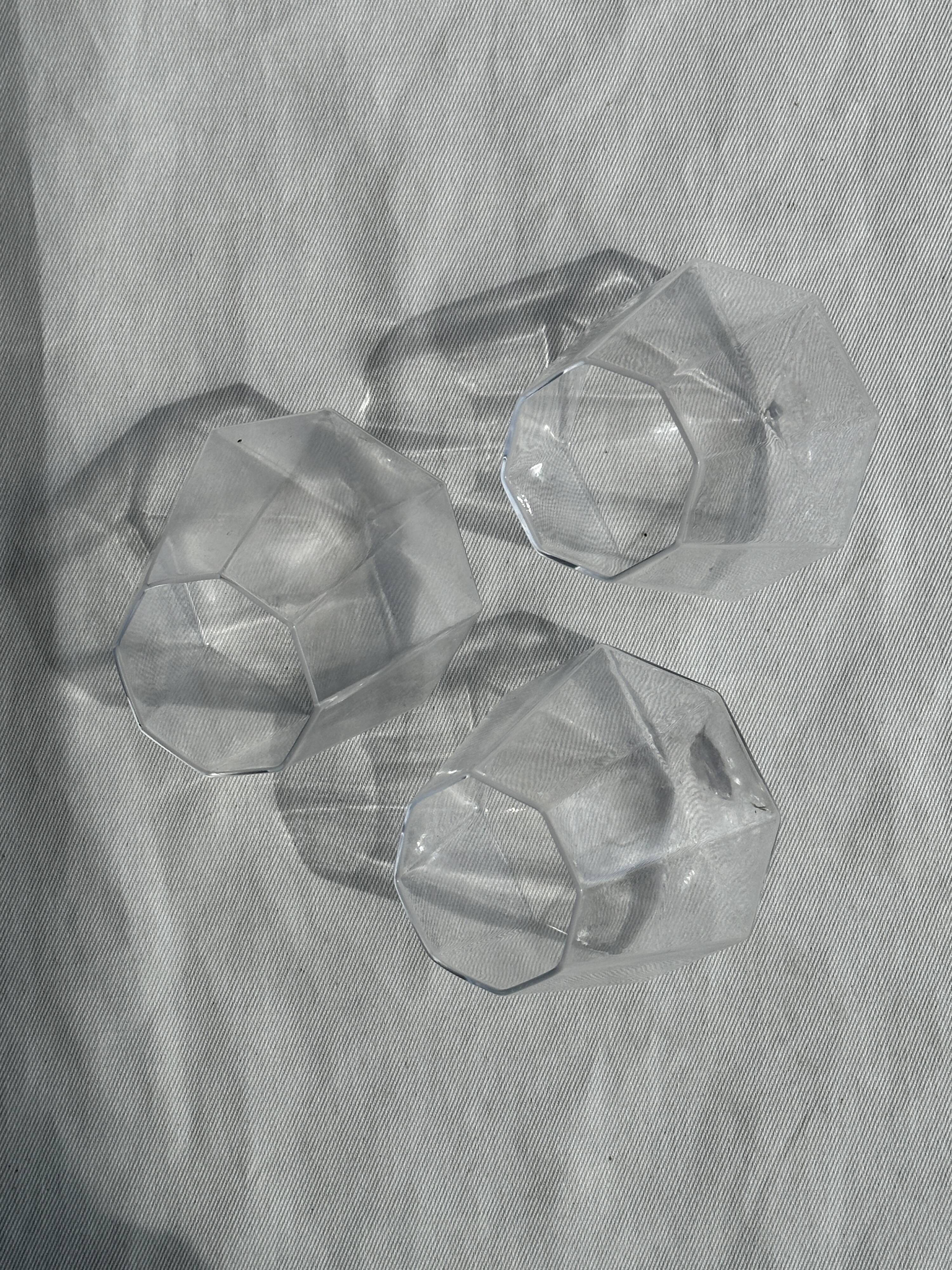 Small geometric carafe with diamond-shaped stopper and its 4 glasses