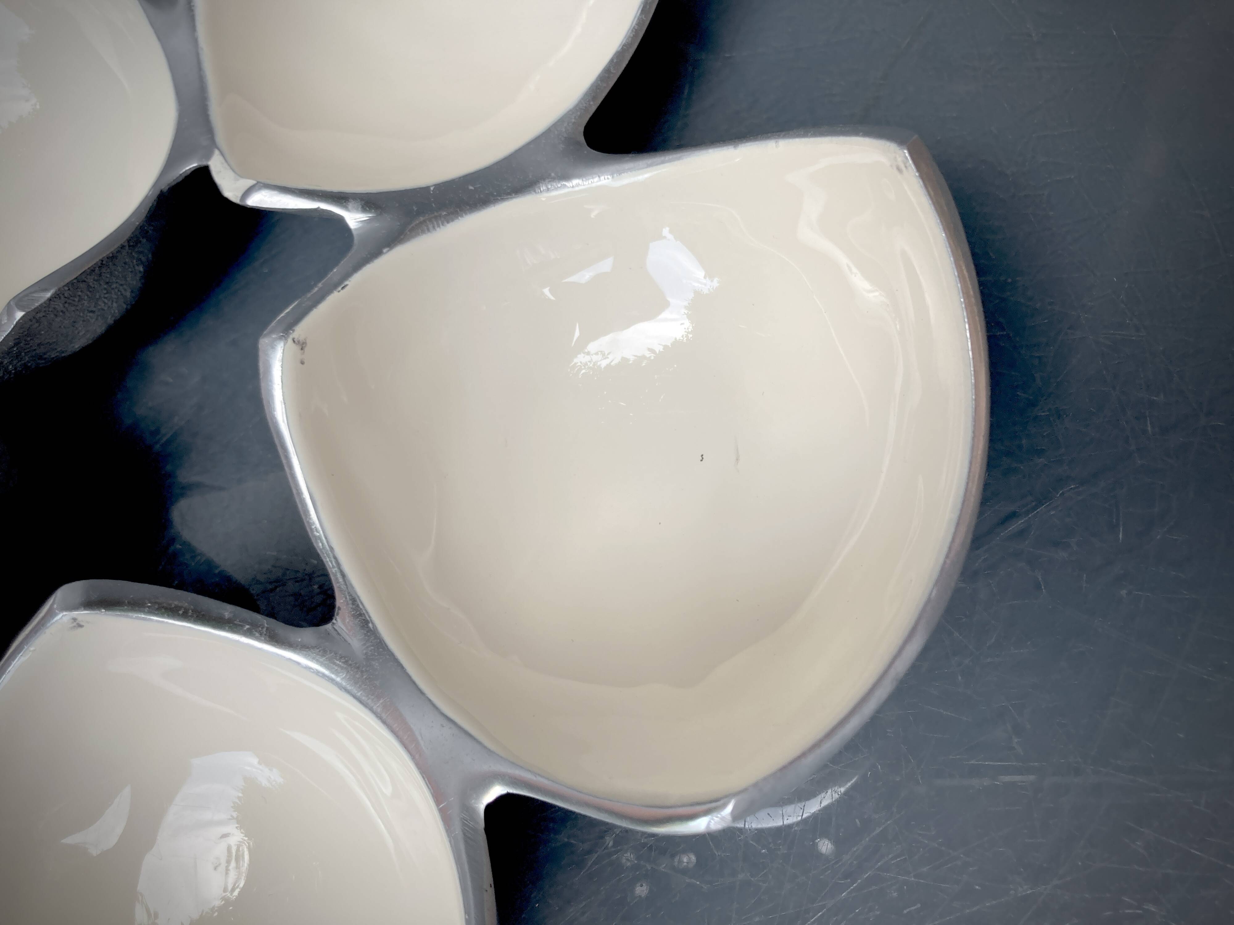 Ensemble de plats compartimentés en Inox Massif et émail écru