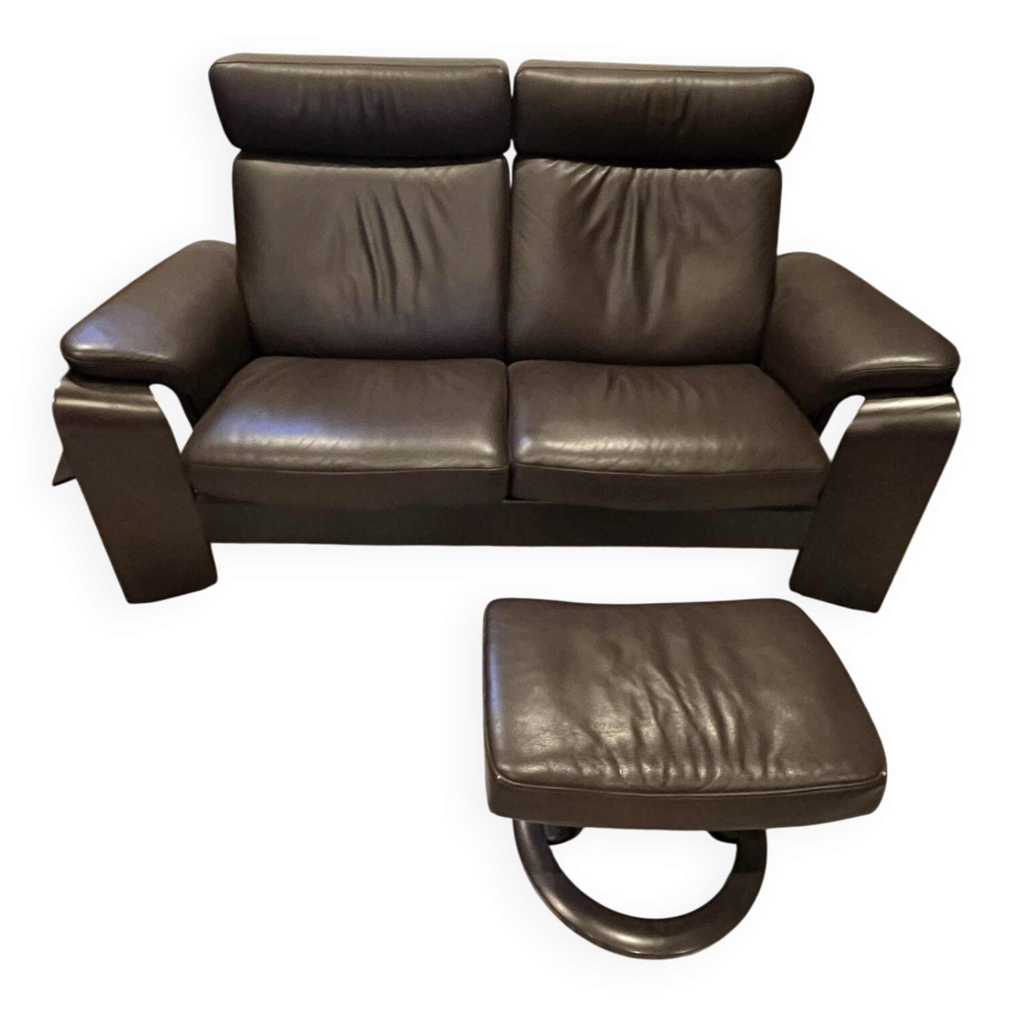 2-seater Stressless sofa with its footrest.