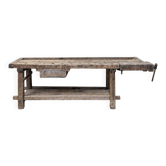 Établi ancien en bois patiné avec presse et tiroir