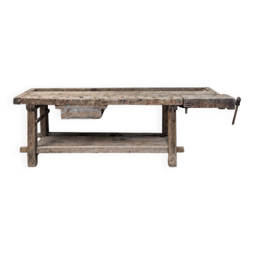 Établi ancien en bois patiné avec presse et tiroir