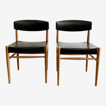 Paire de chaises en bois vernis et assises skaï noir, vers 1960 - design scandinave