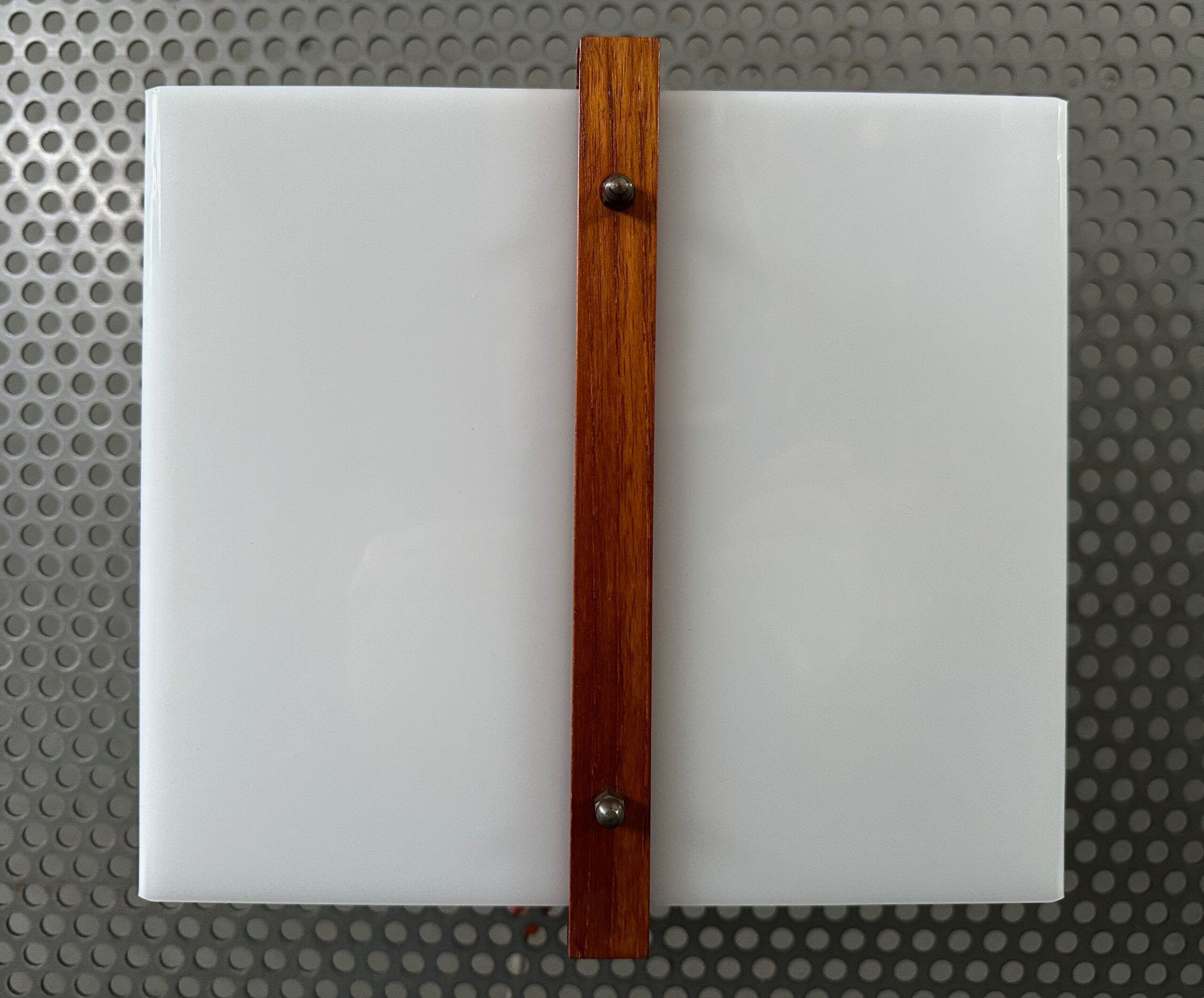 Lampe murale vintage – teck et plexiglas – RAAK