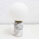 Lampe à poser en marbre blanc et verre