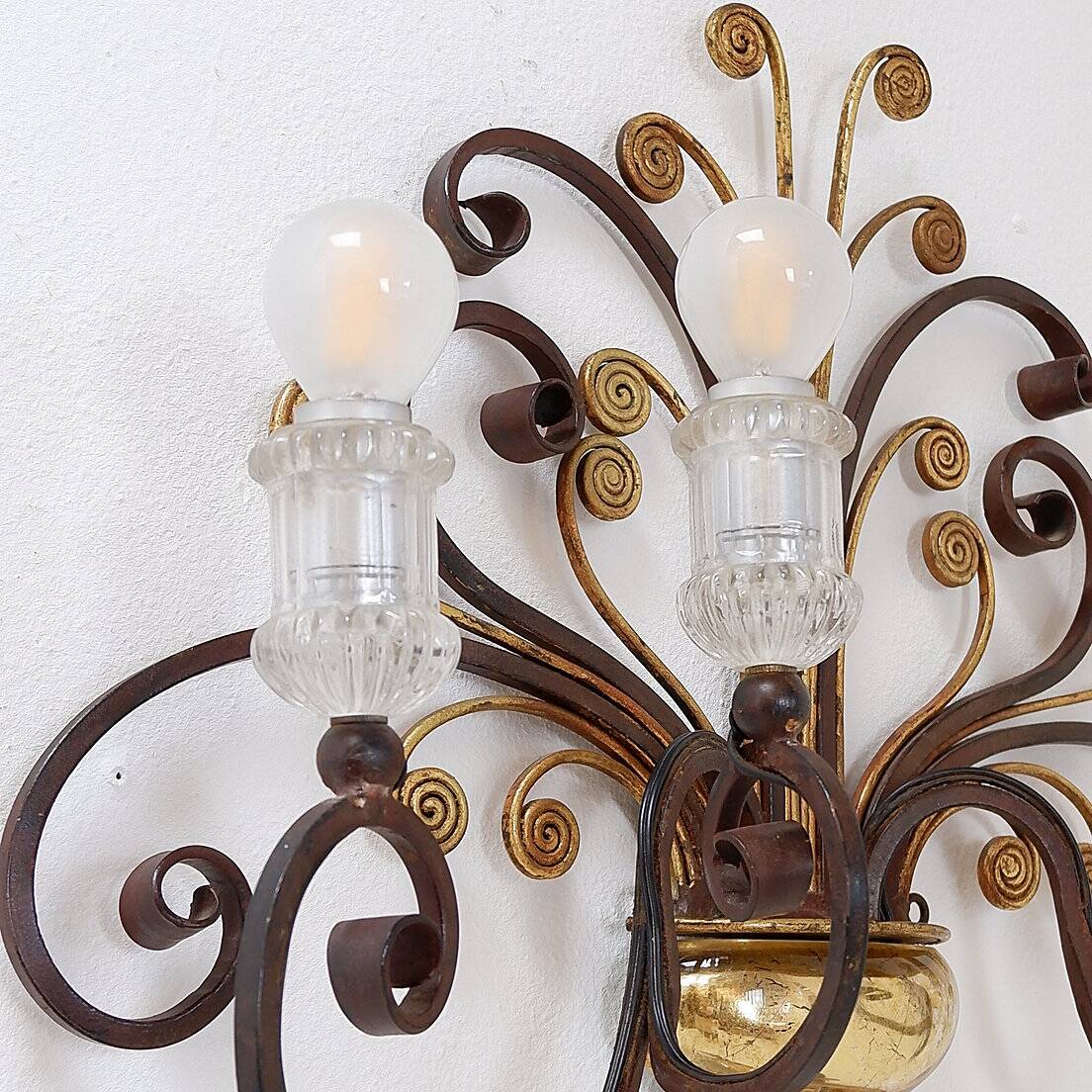 Applique en fer forgé et verre dans le style de la Maison Baguès