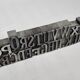 Alphabet complet et nombres anciens caractères d'imprimerie en métal, lettres imprimeur 01