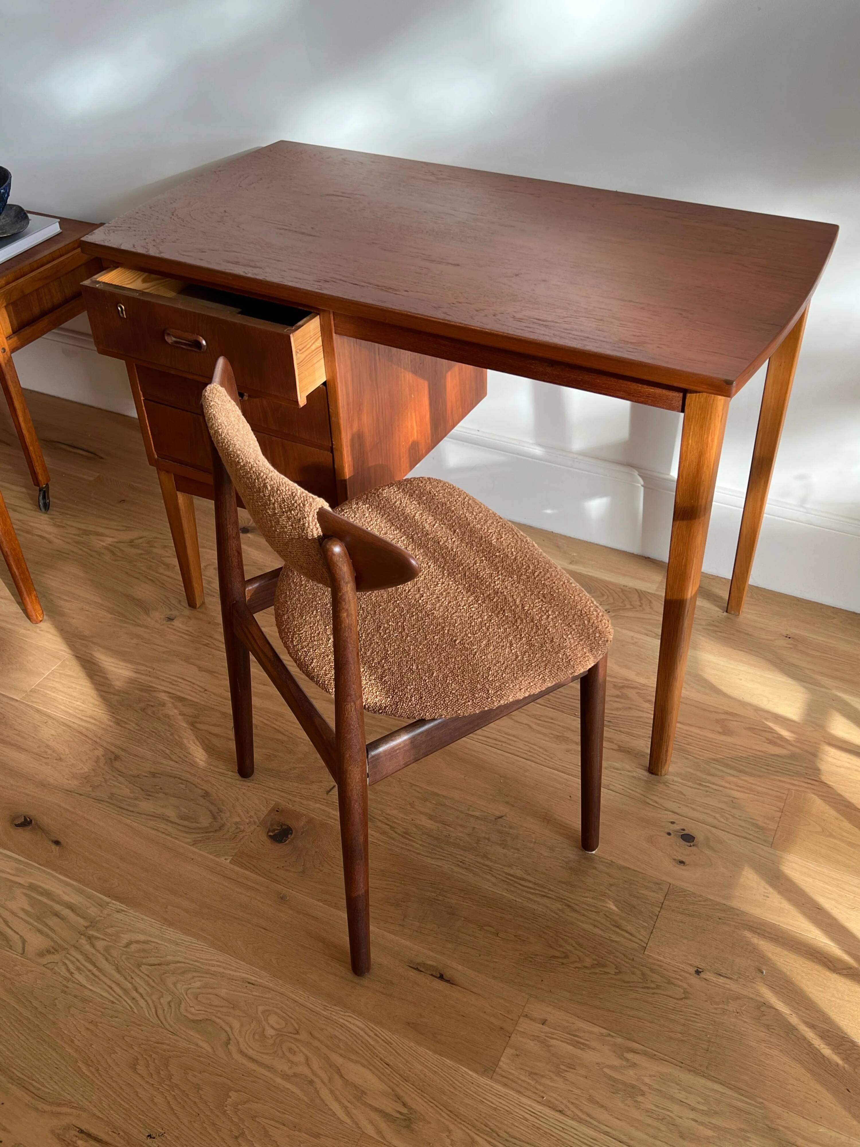 Chaise scandinave vintage en bouclette terracotta « Else »