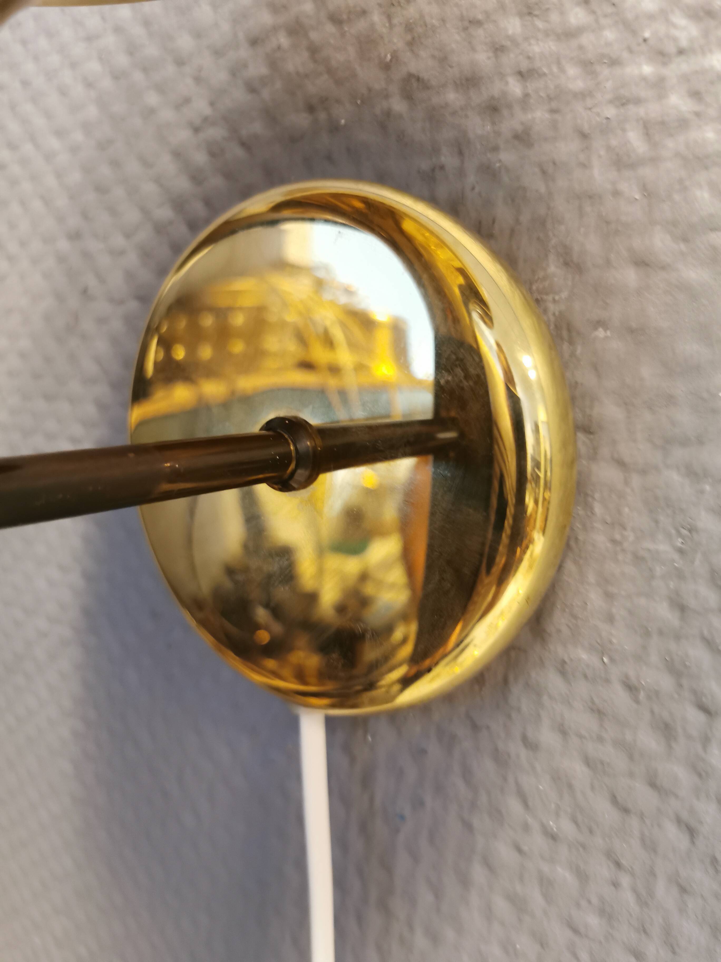 Applique en laiton avec abat-jour original en verre blanc laiteux, conçue par Svend Mejlstrøm Danemark années 1960