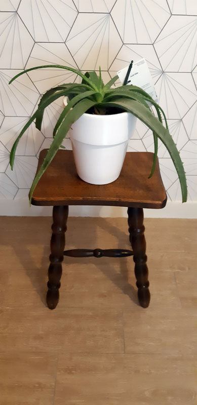 Tabouret marron en bois tourné.