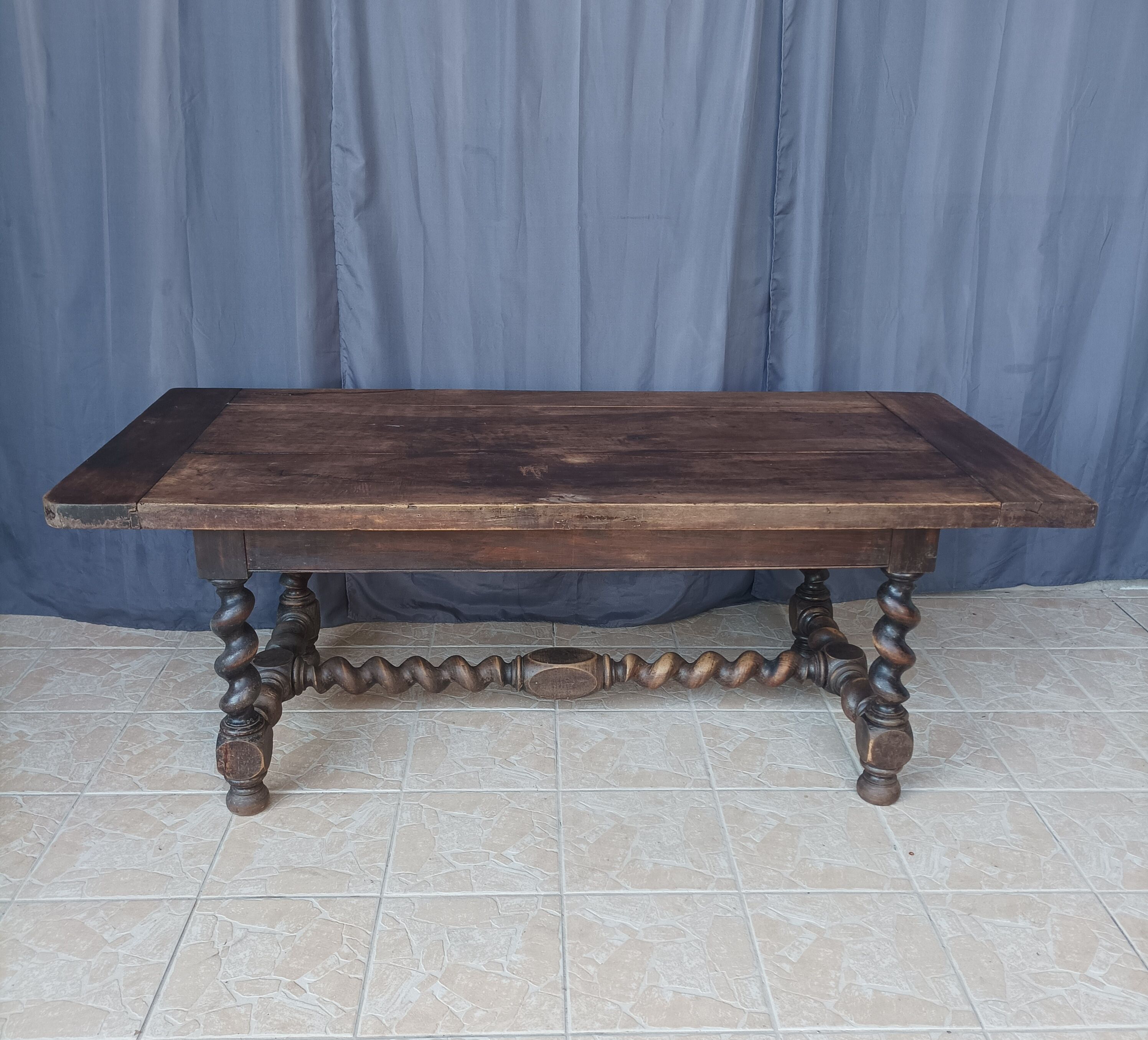 Table de ferme Louis XIII en noyer 19ème