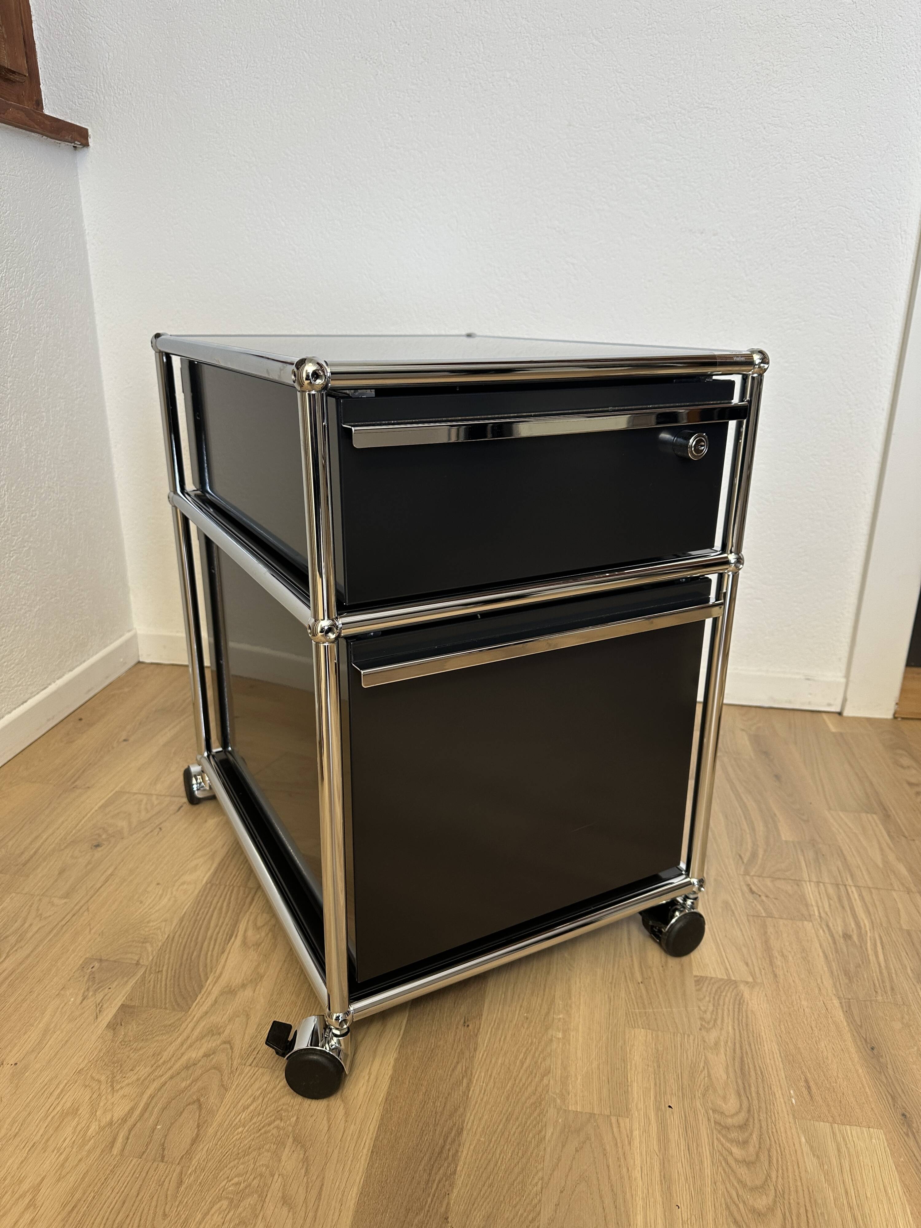 USM Haller wheeled caisson in Graphite Black