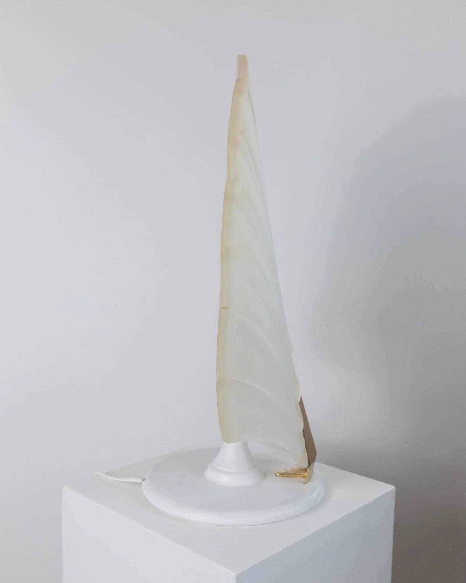 Lampe de table vintage XXL en verre de Murano avec abat-jour en feuille blanche givrée et base en métal doré – Italie années 1980