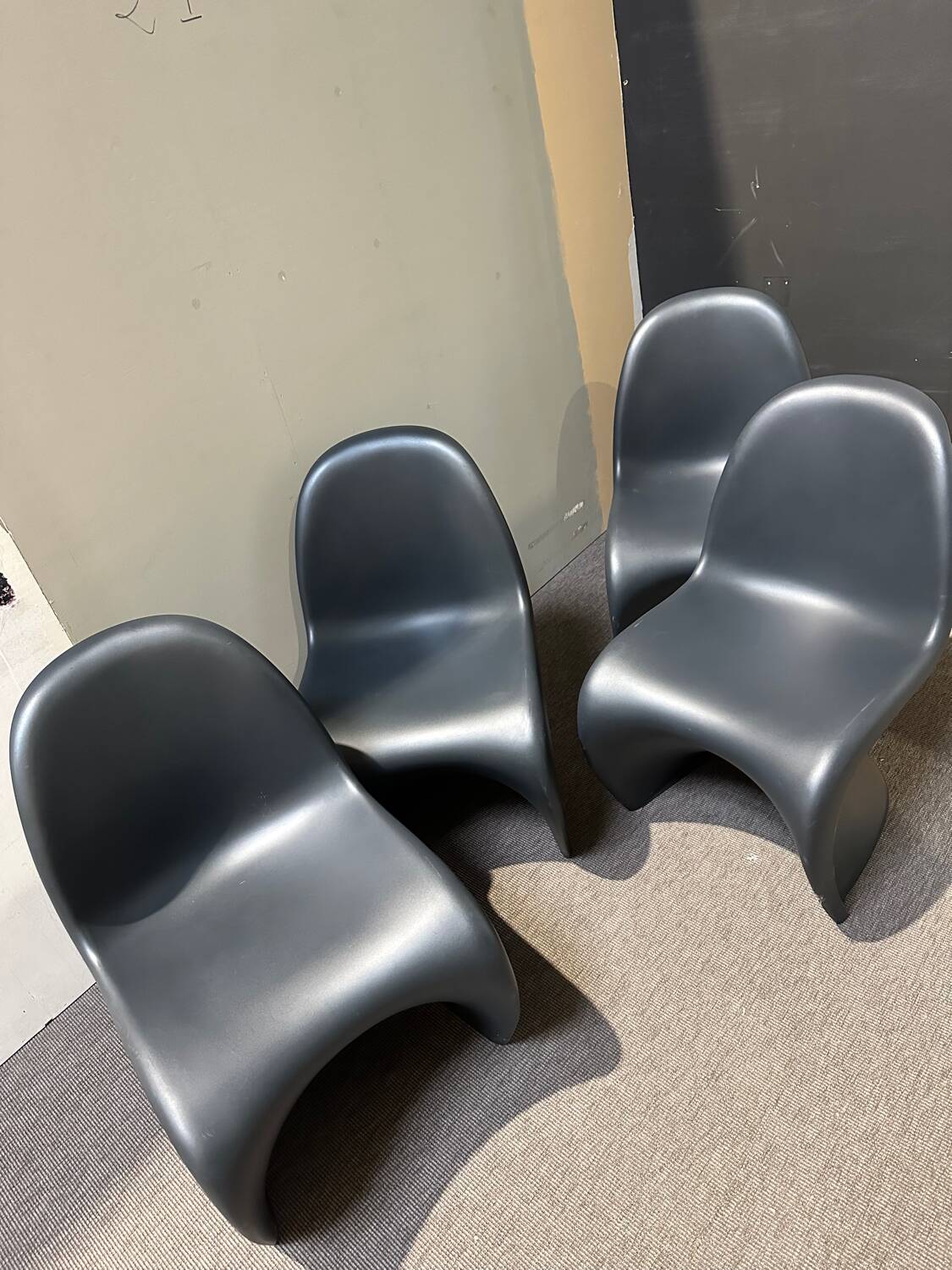 4 chaises Panton par vitra noires mates