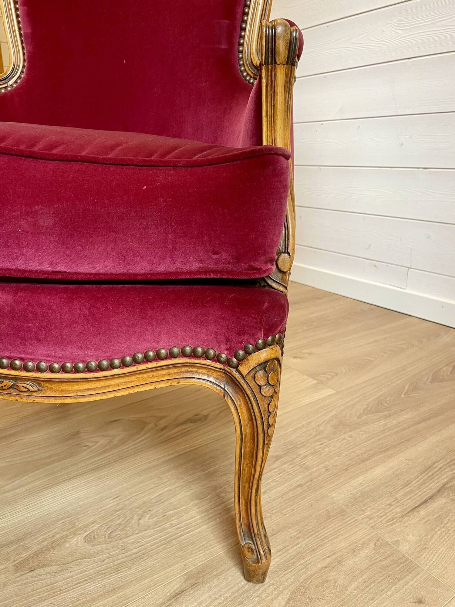 Vintage Louis XV style bergère / cabriolet armchair – Carved wood velvet
