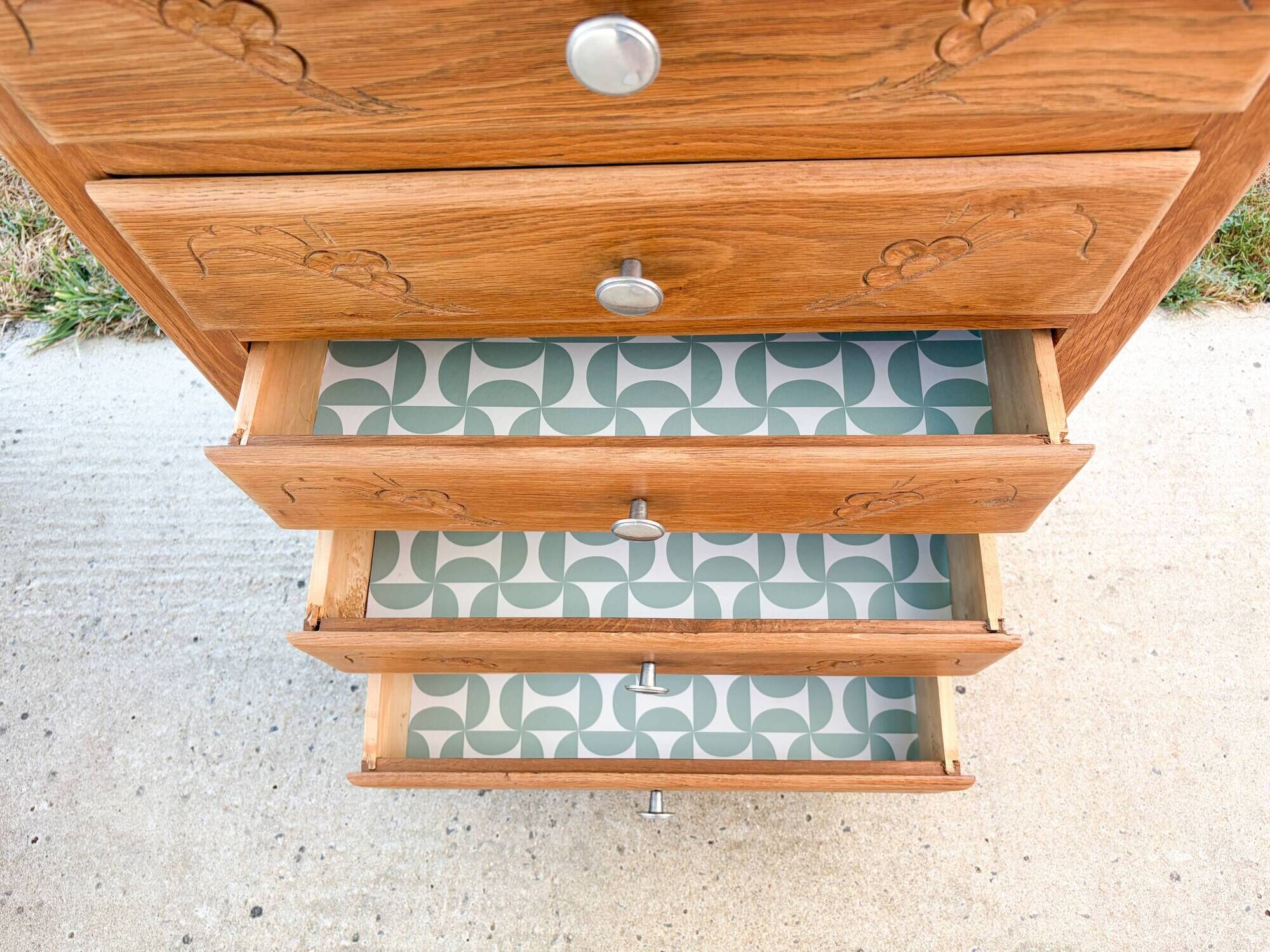Art Deco chest of drawers with 6 oak drawers, claw feet, 1930s/40s.
