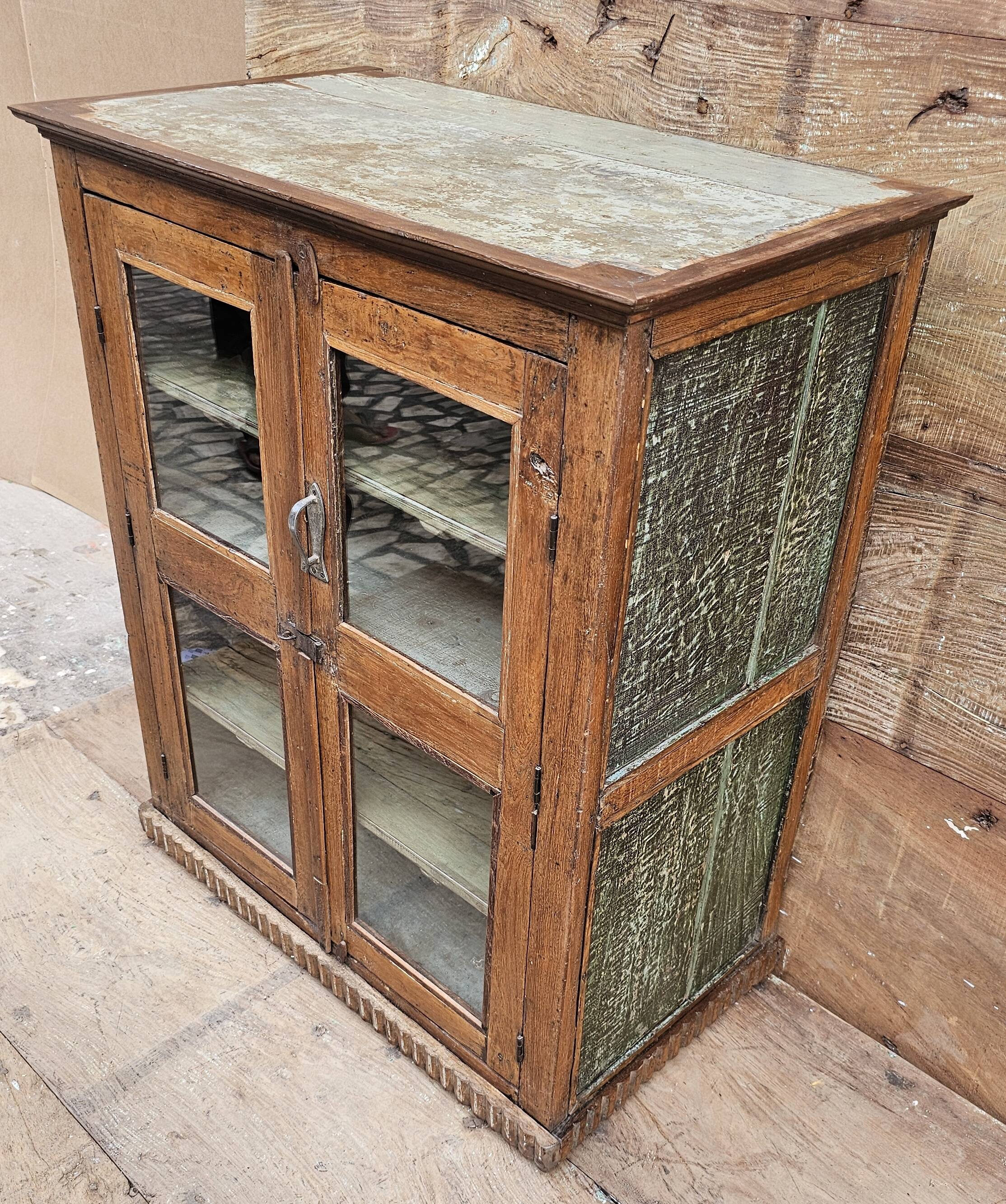 Ancien cabinet vitré en teck birman
