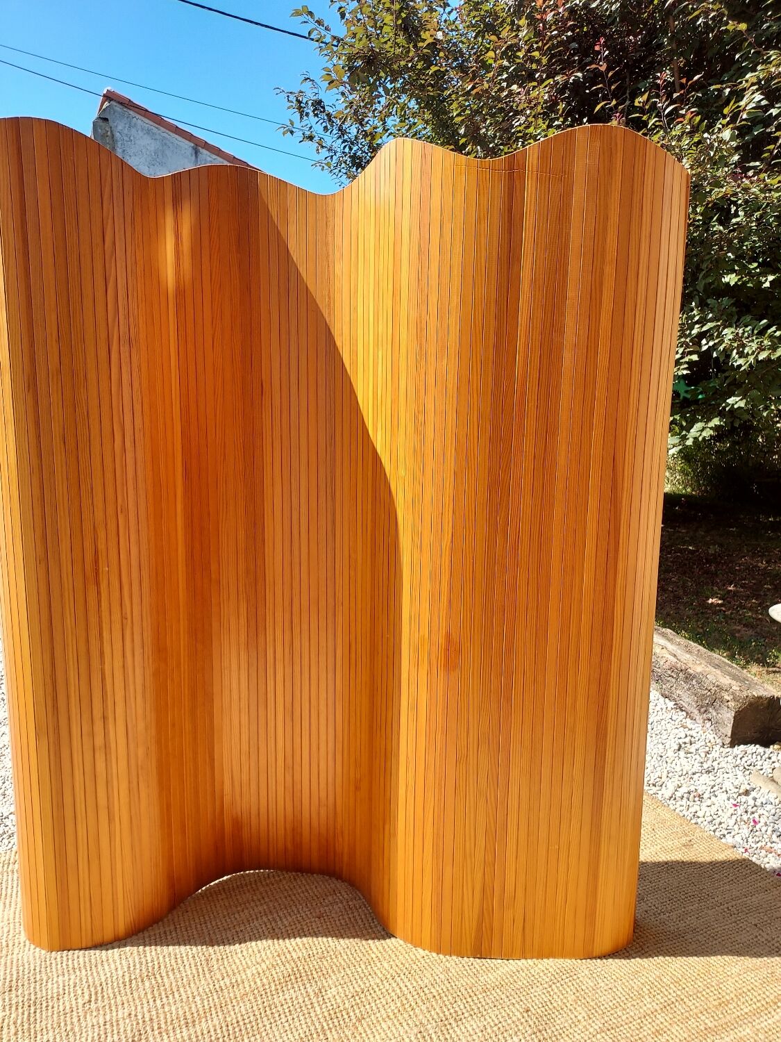 Articulated wooden screen