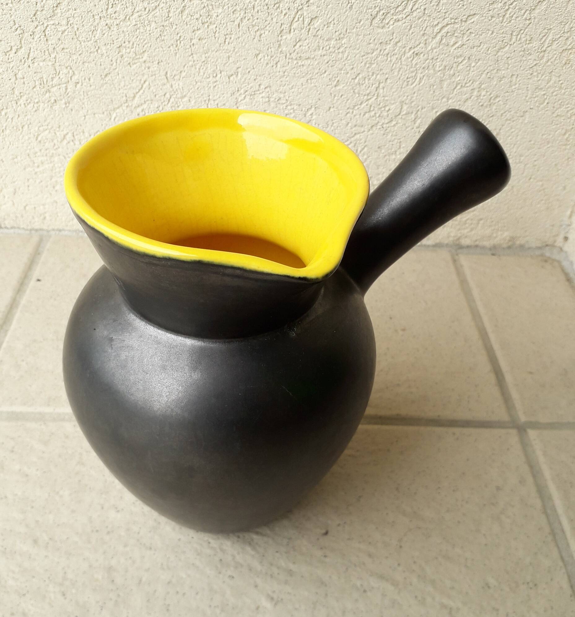 Two-tone ceramic jug