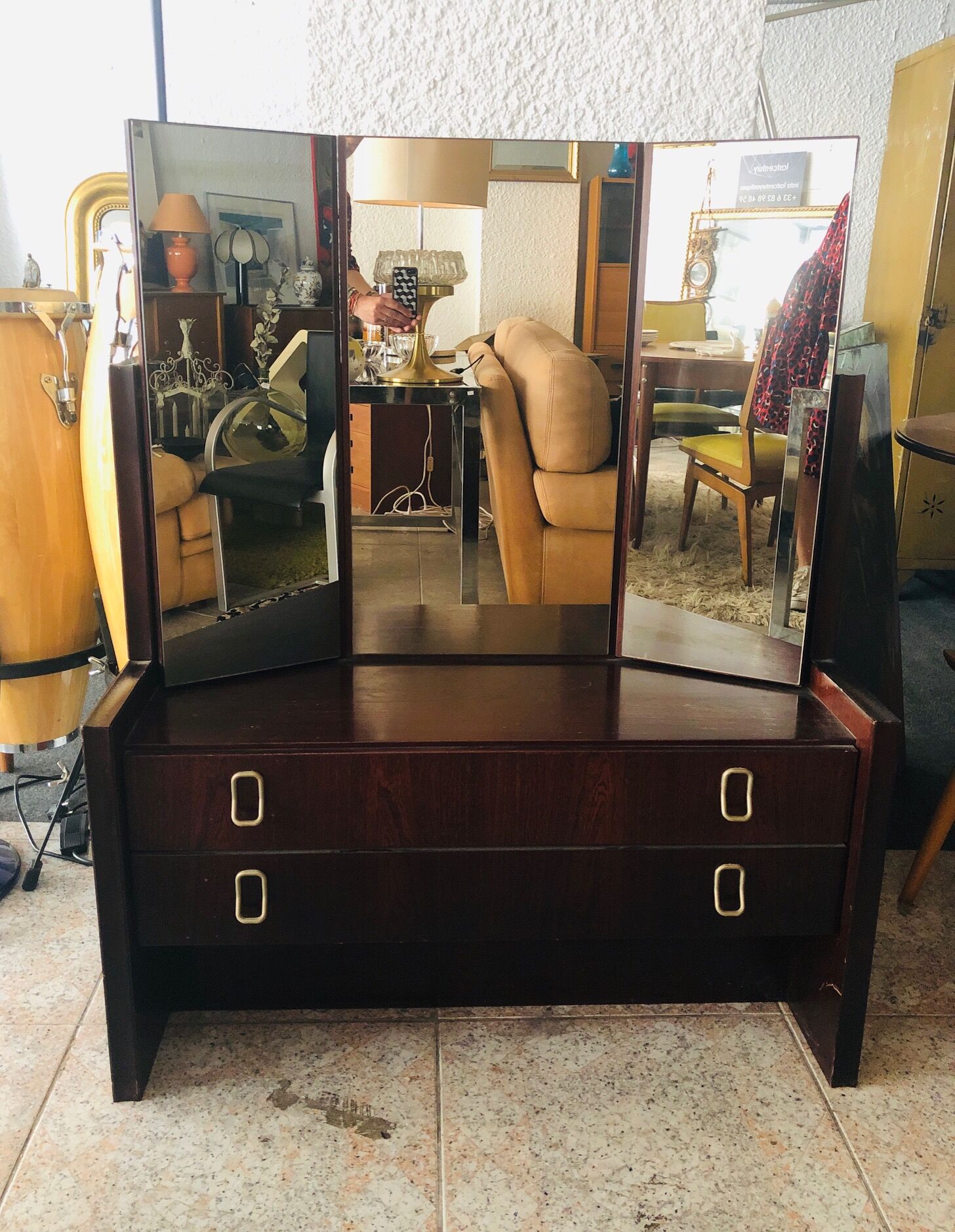 Hairdresser with triptych mirror and stool
