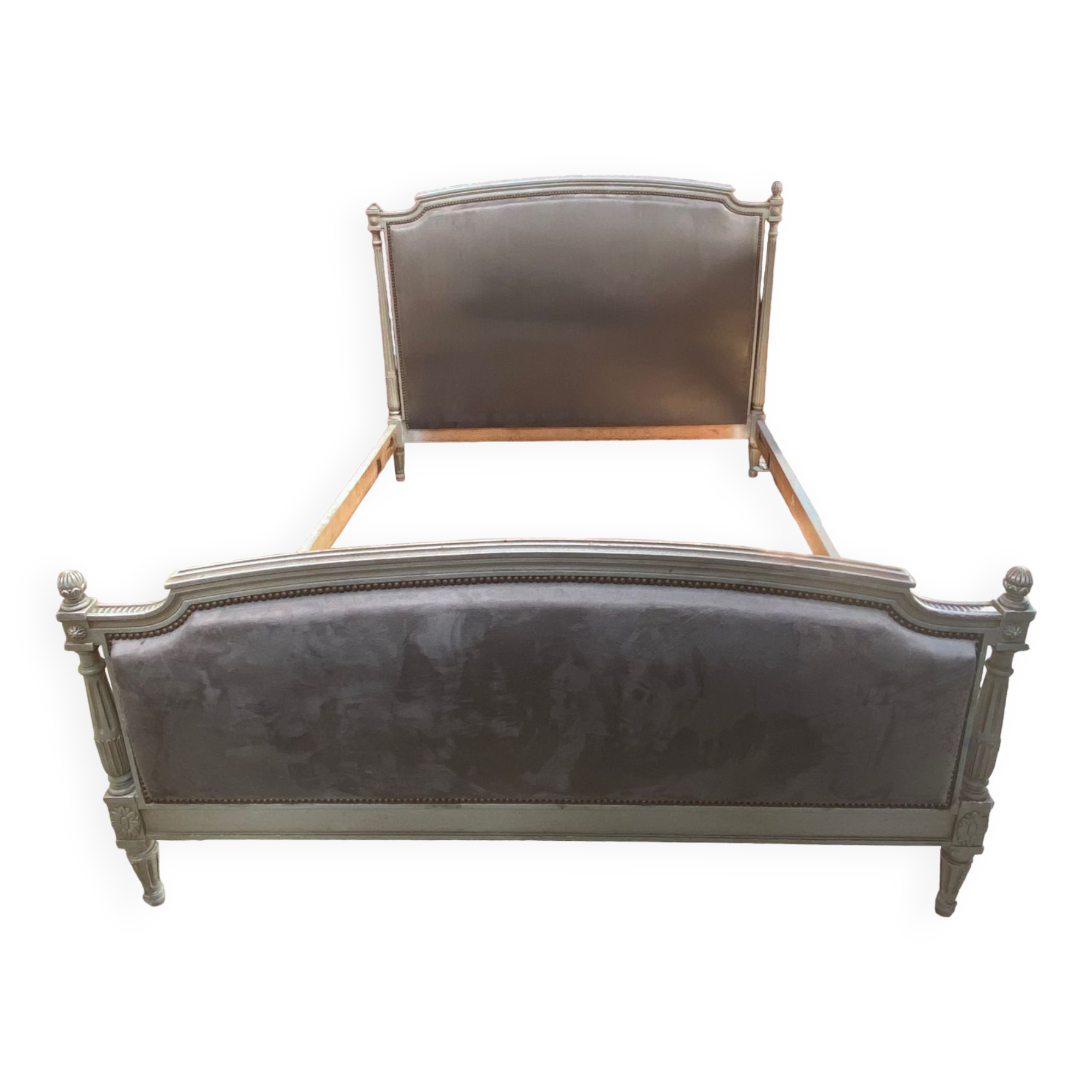 Lit style Louis XVI capitonné velours gris clouté