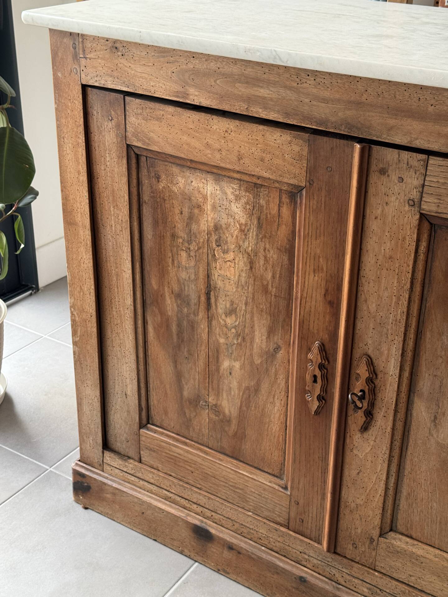 Buffet ancien avec plateau en marbre