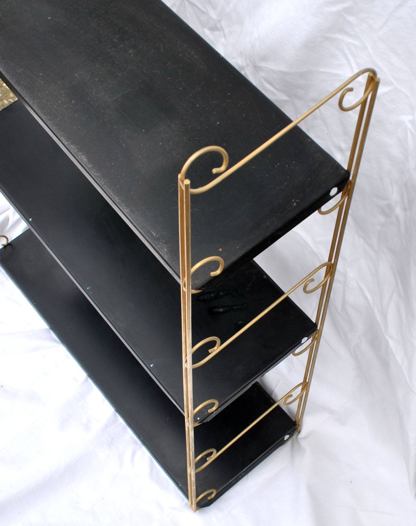 String modular shelf in gilded brass and black lacquered sheet metal Modernist DESIGN 1950-1960