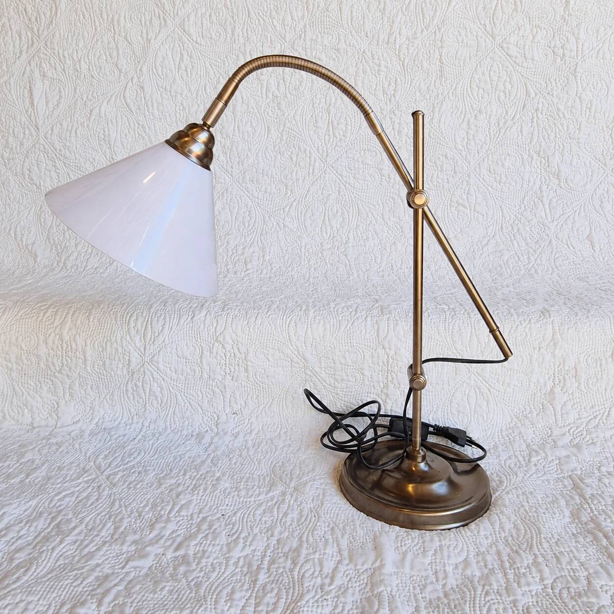 Articulated Daylight desk lamp with magnifying glass and clamp – Aged brass finish