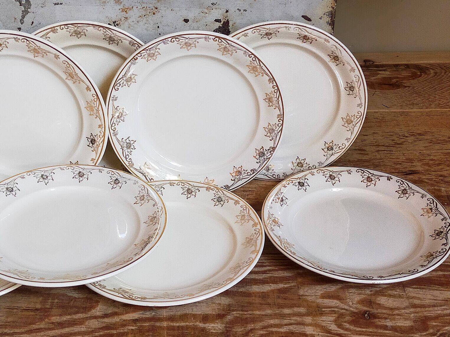 Eight Villeroy & Boch dessert plates with gold decor