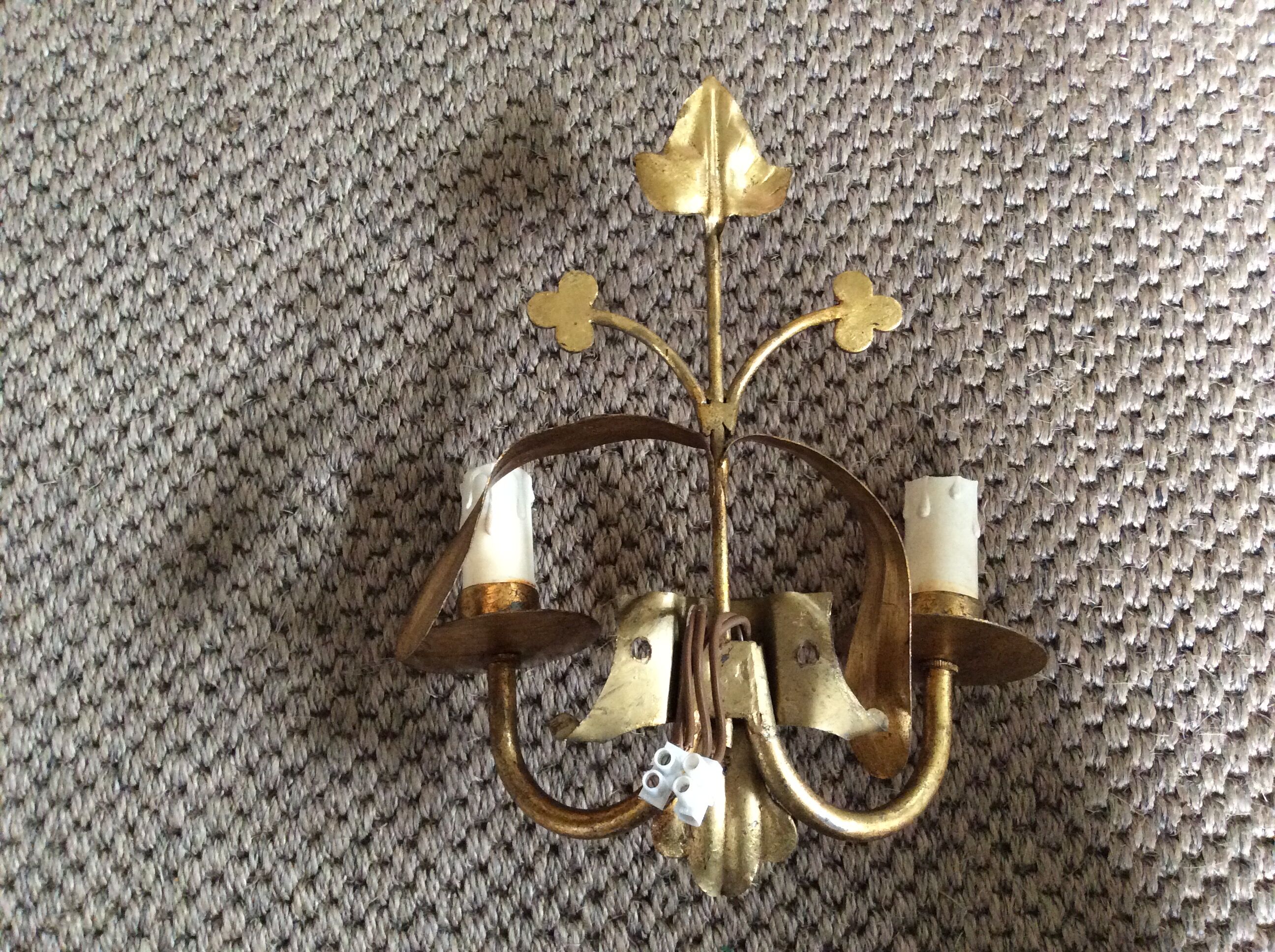 Wall lamp in gold metal