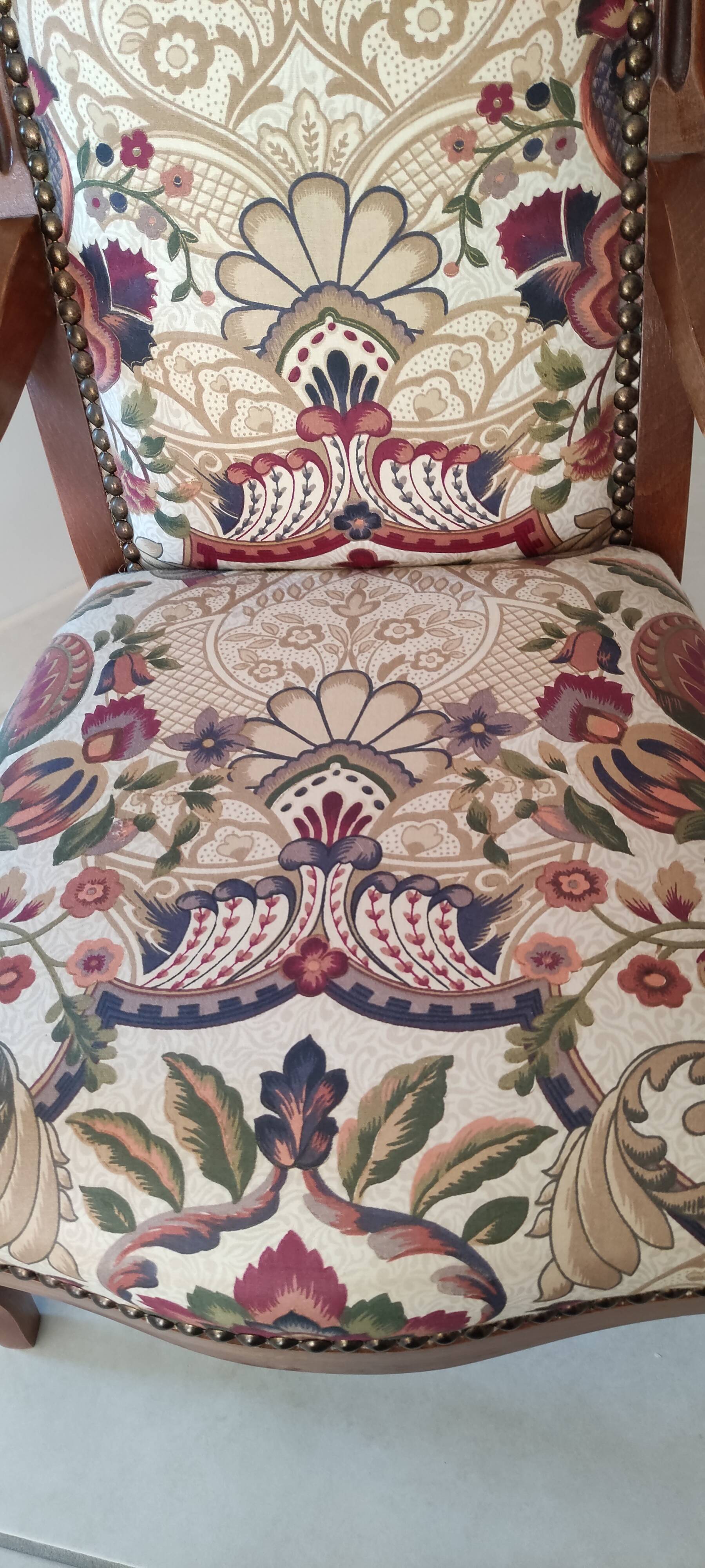 Fauteuil Voltaire en bois et tissu
